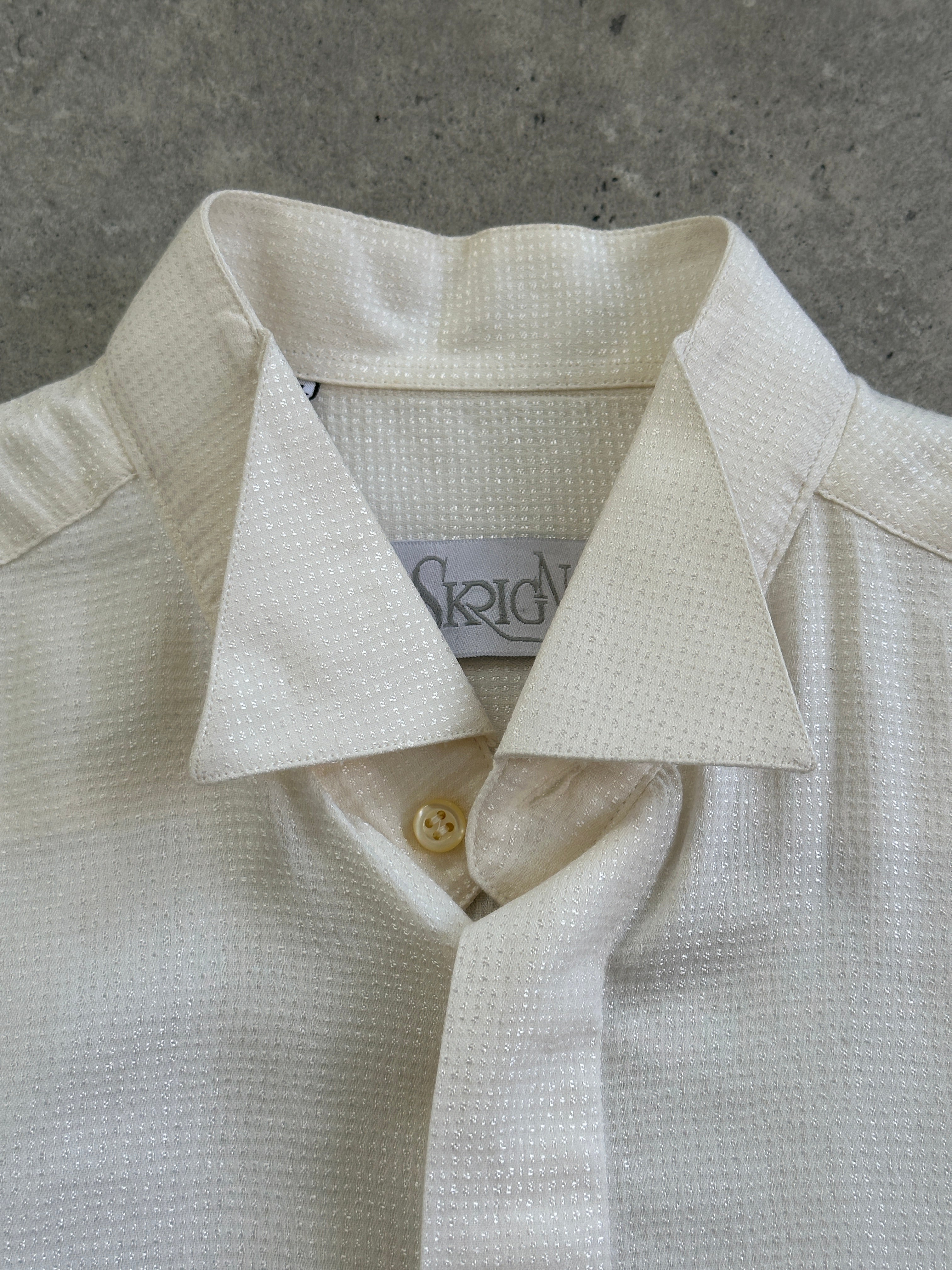 Vintage Italian 1970s wing collar boxy dress shirt for women, featuring a classic design and lightweight fabric.