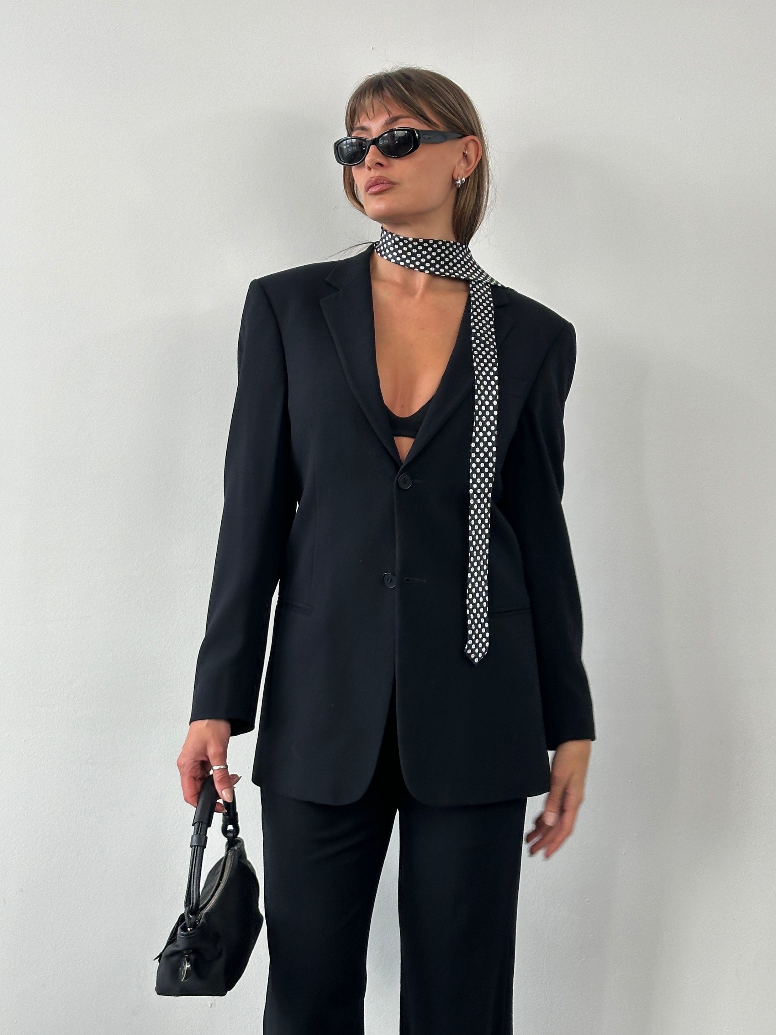 Emporio Armani 1990s men's pure wool single-breasted suit in size 36R/W28, tailored fit with classic lapel and button closure.