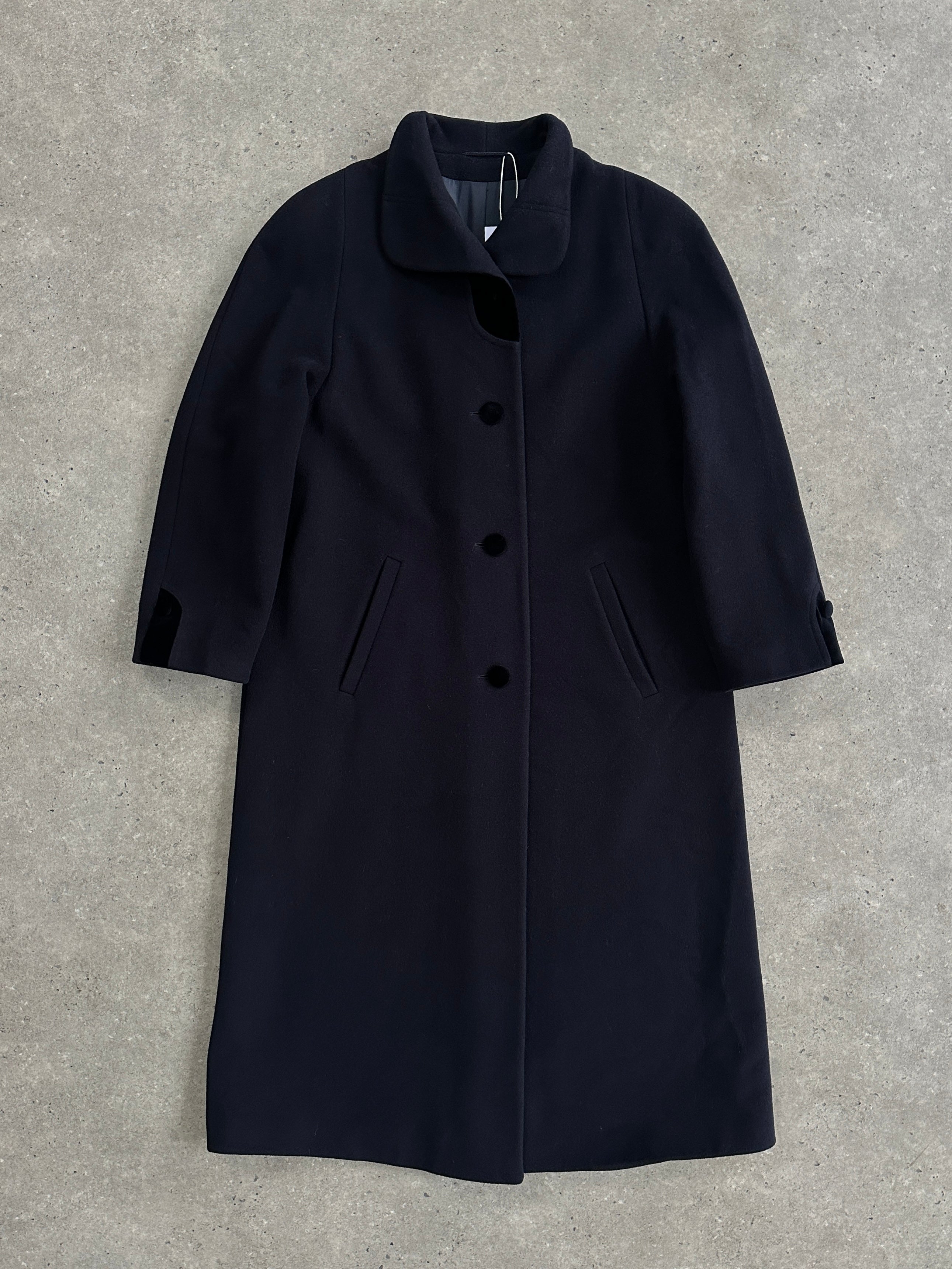Vintage mohair wool velvet single-breasted coat in M/L size, featuring a classic design and luxurious fabric details.