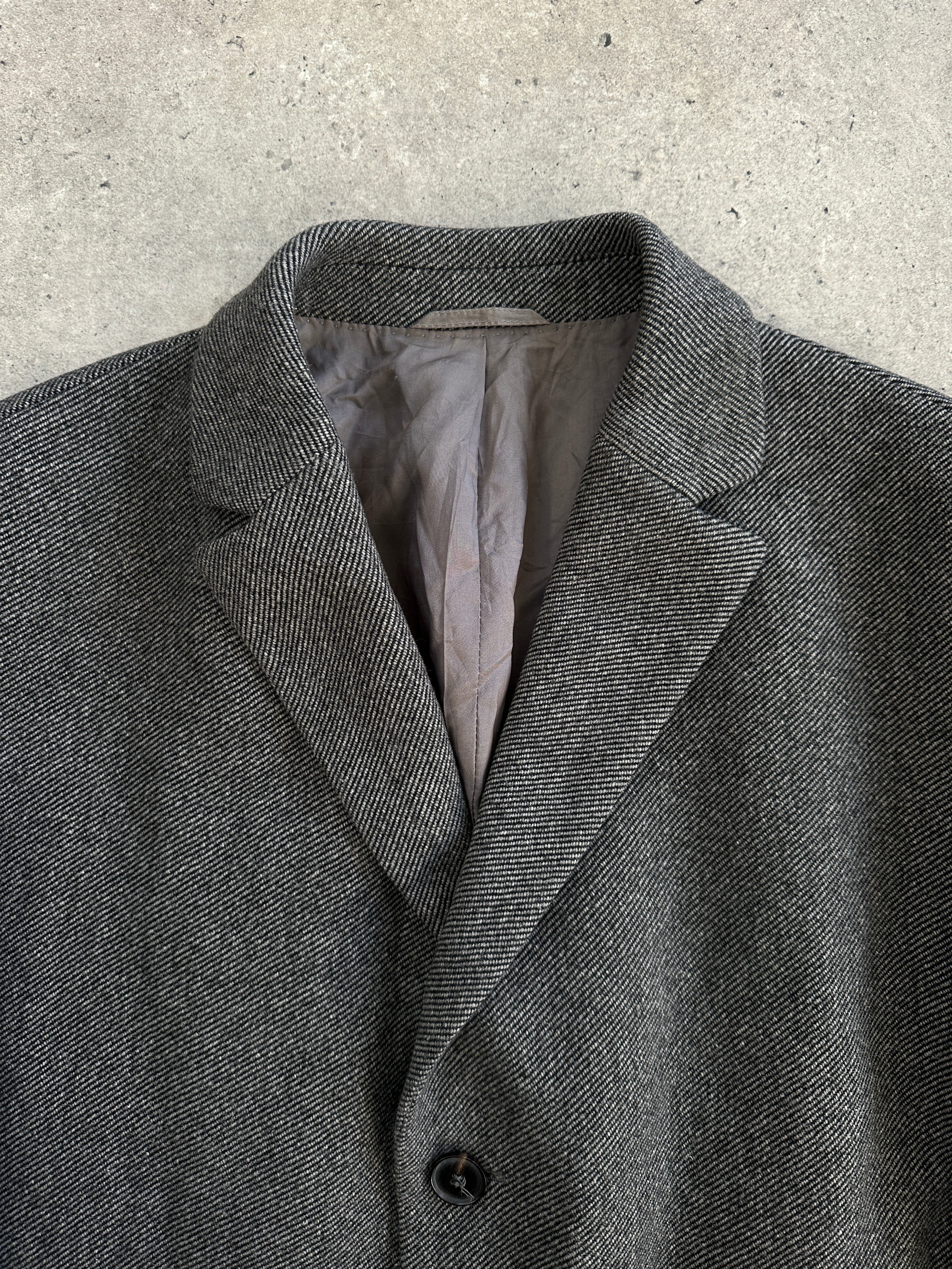 Hugo Boss 1990s wool single-breasted coat in XXL, featuring classic design and tailored fit, displayed on a hanger.
