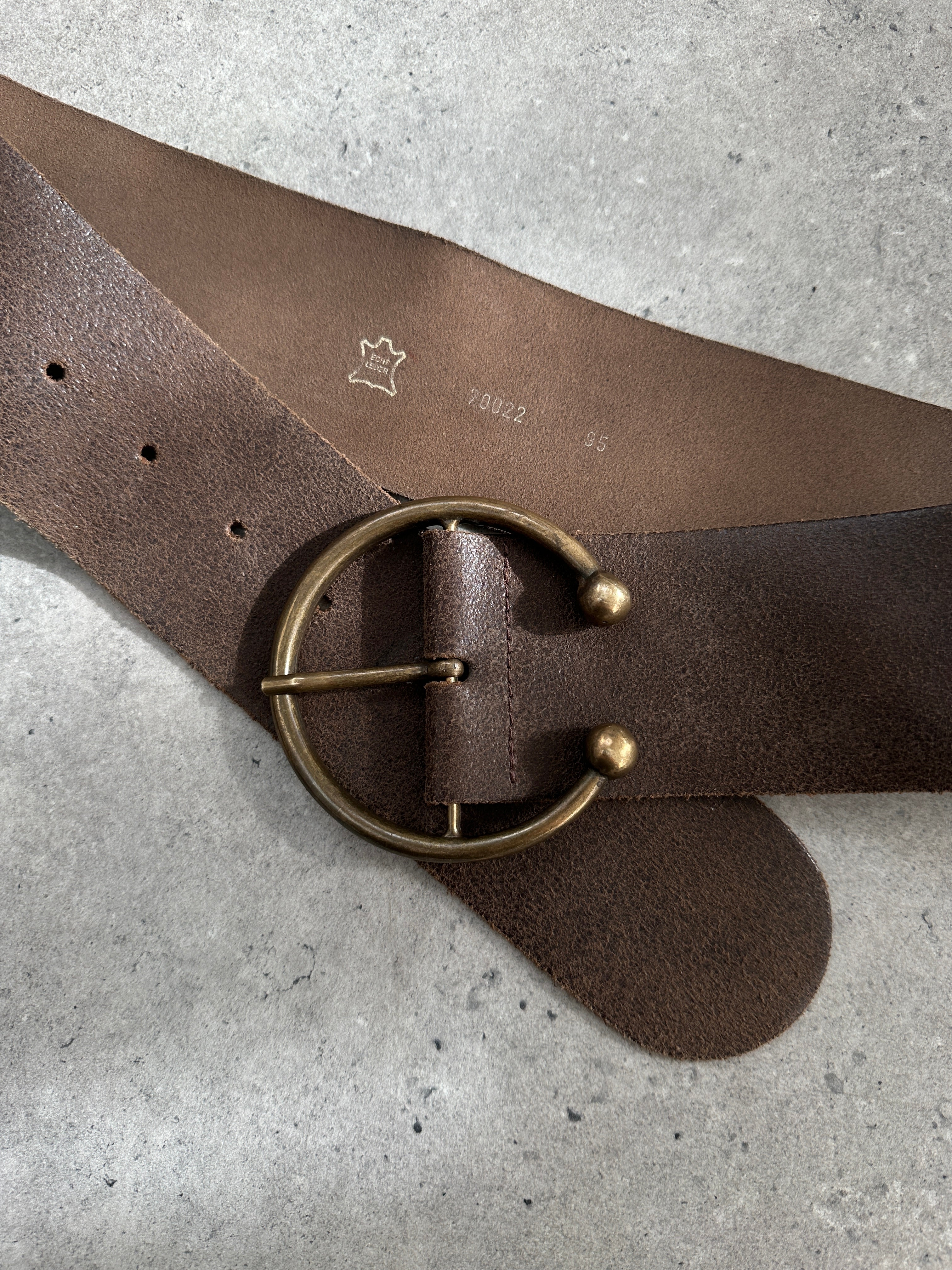 Vintage 1980s chunky leather belt with brass buckle, adjustable W32-36, featuring retro distressed brown leather details.