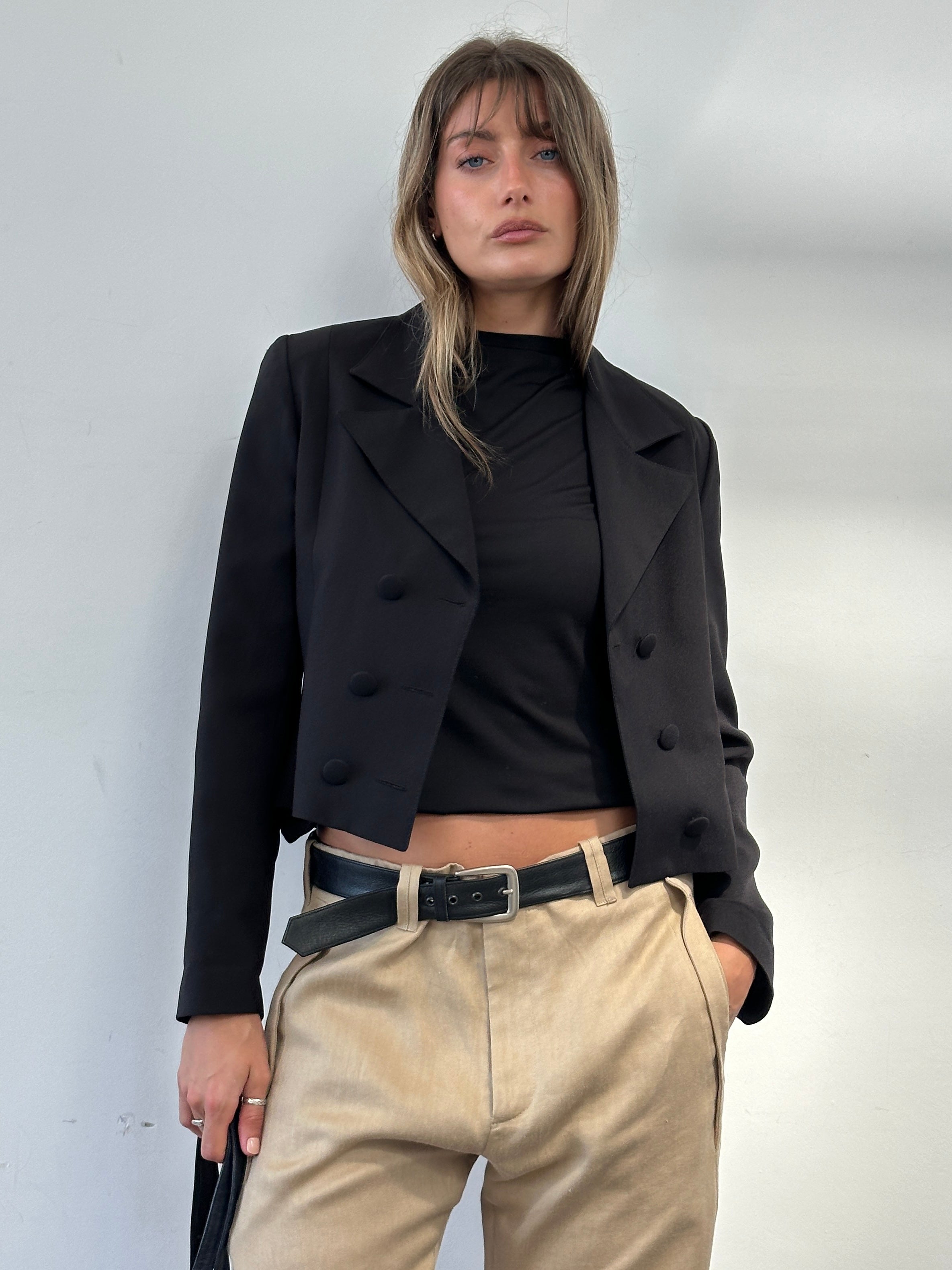 Vintage cropped double-breasted blazer in size M, tailored fit with classic lapels and structured shoulders, stylish and timeless.