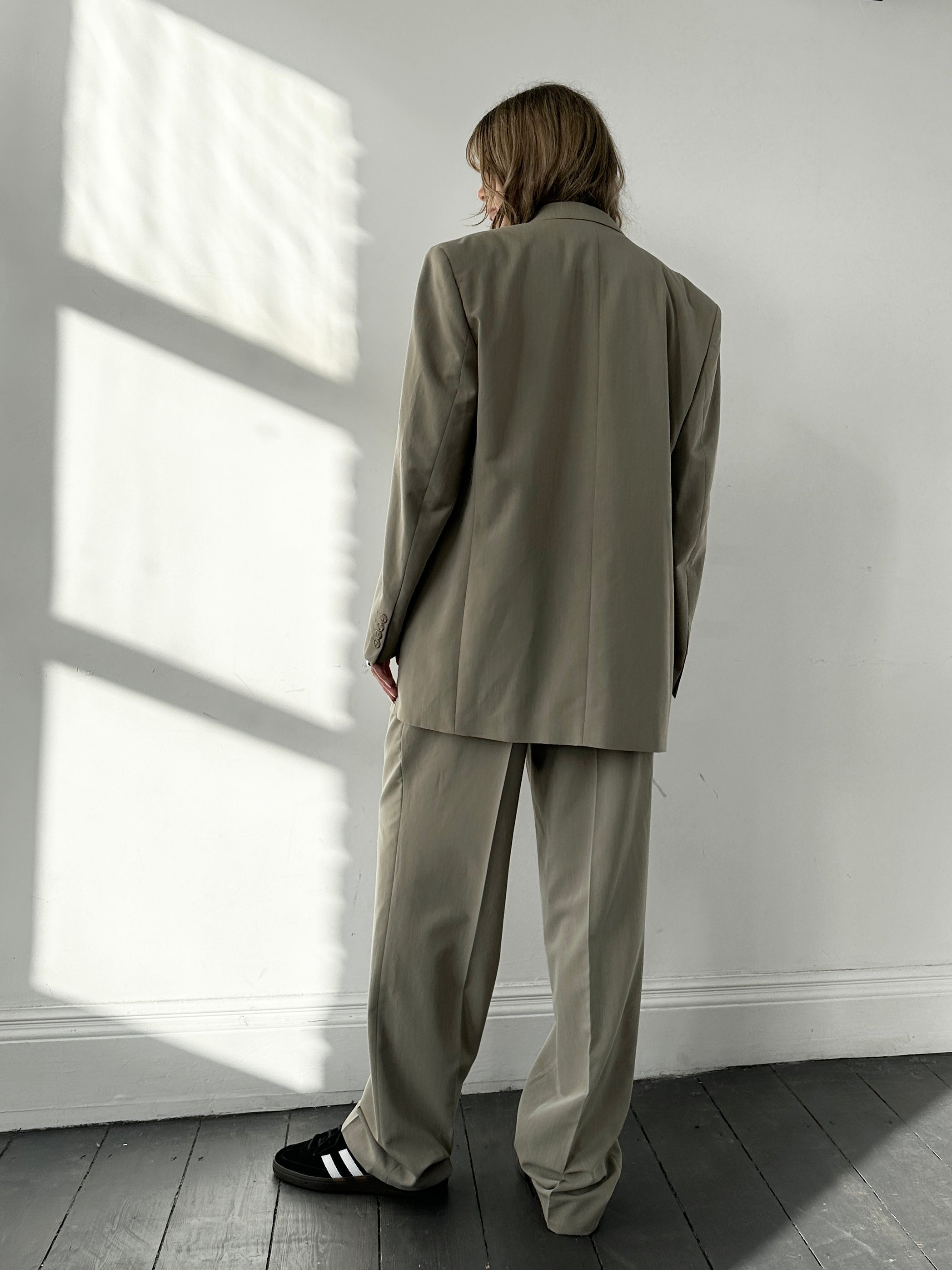 Pierre Cardin three-piece men's suit in size 44R/W34, tailored with a classic fit, featuring a blazer, vest, and matching trousers.