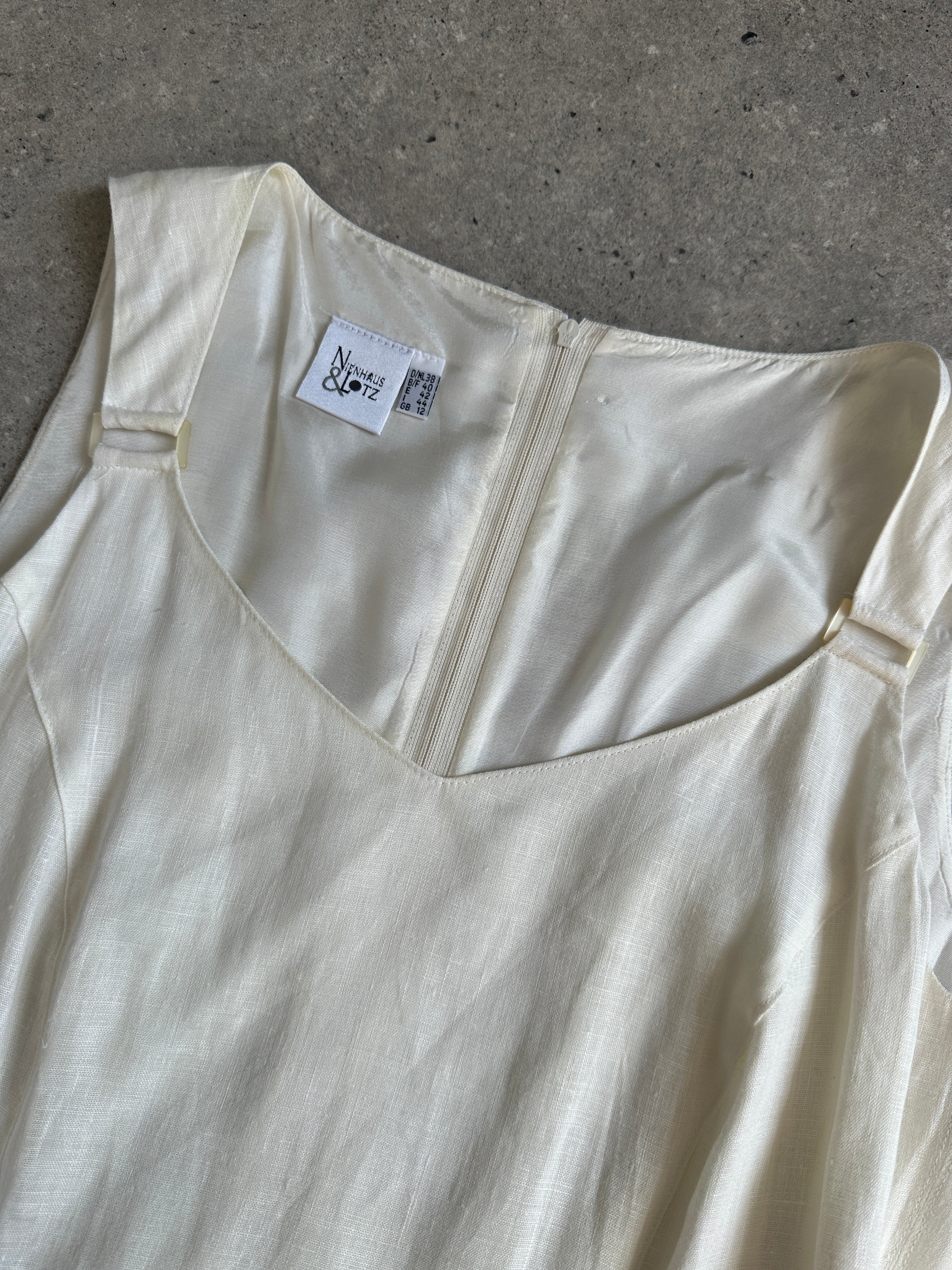 Vintage pure linen fitted floor-length maxi dress in size M, showcasing a classic vintage dress with elegant flowing design.