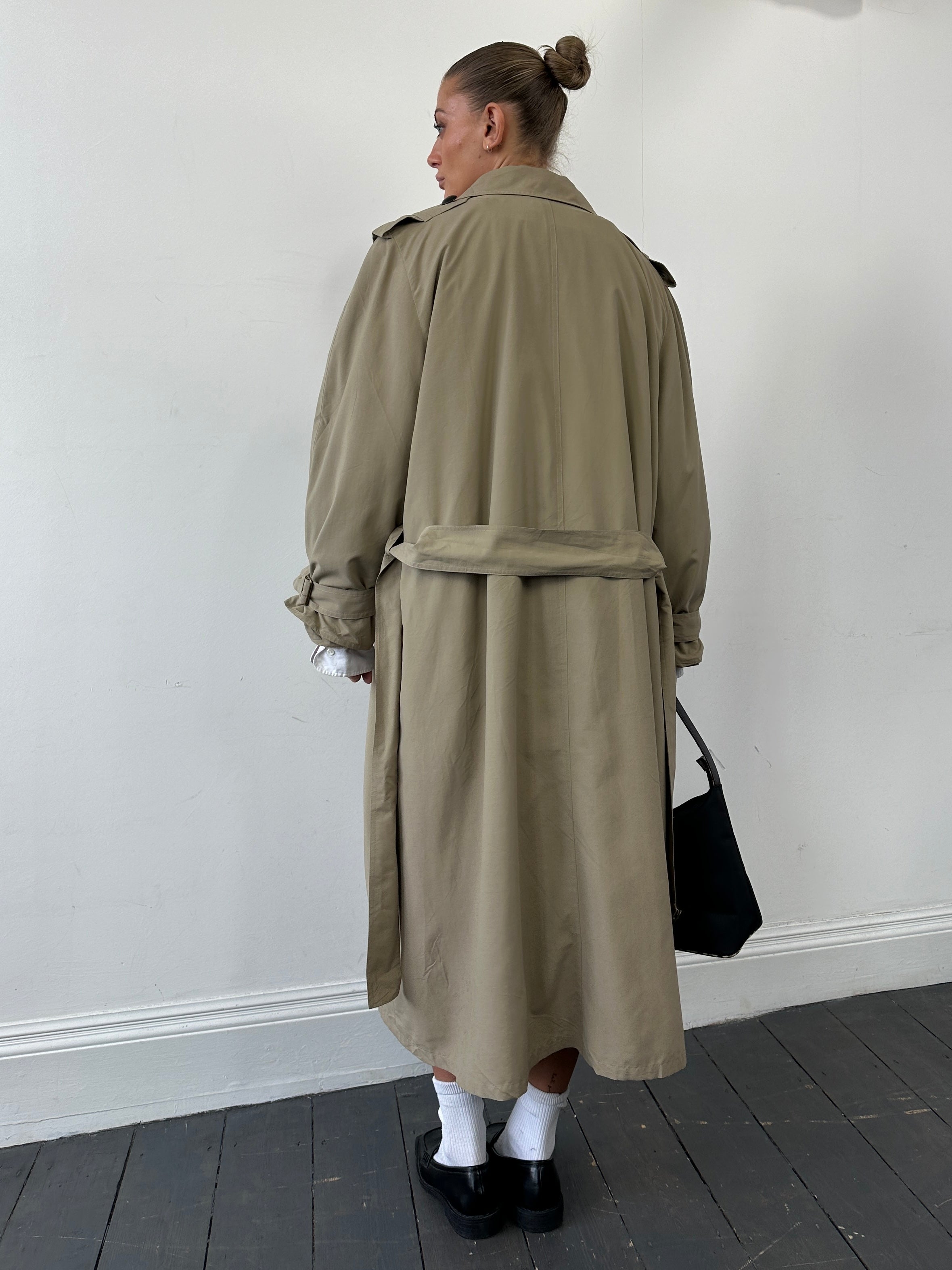 Vintage removable fur-lined double-breasted trench coat in size XL, featuring belt and classic design.