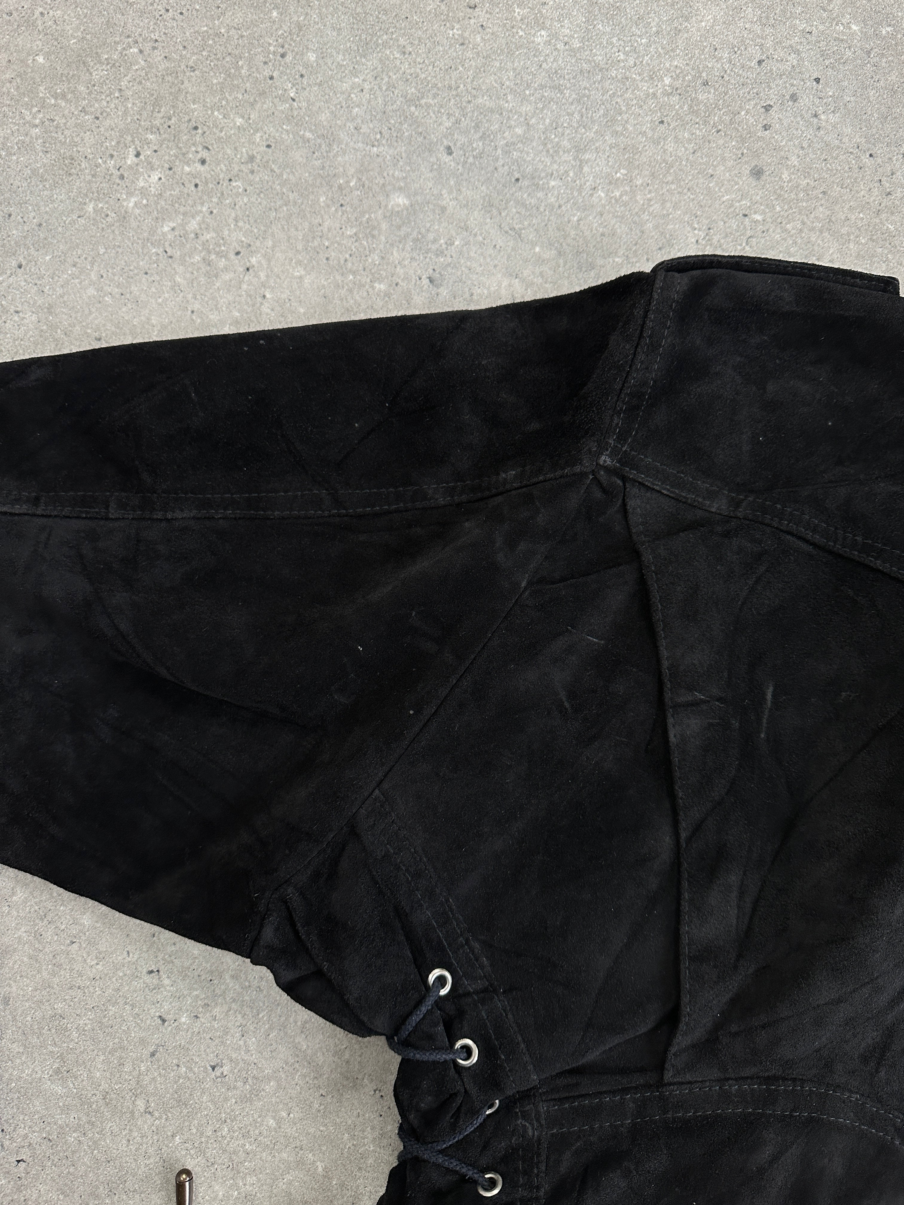 Vintage French 1980s suede cropped biker jacket, leather jacket style with classic biker details, in a stylish vintage design.