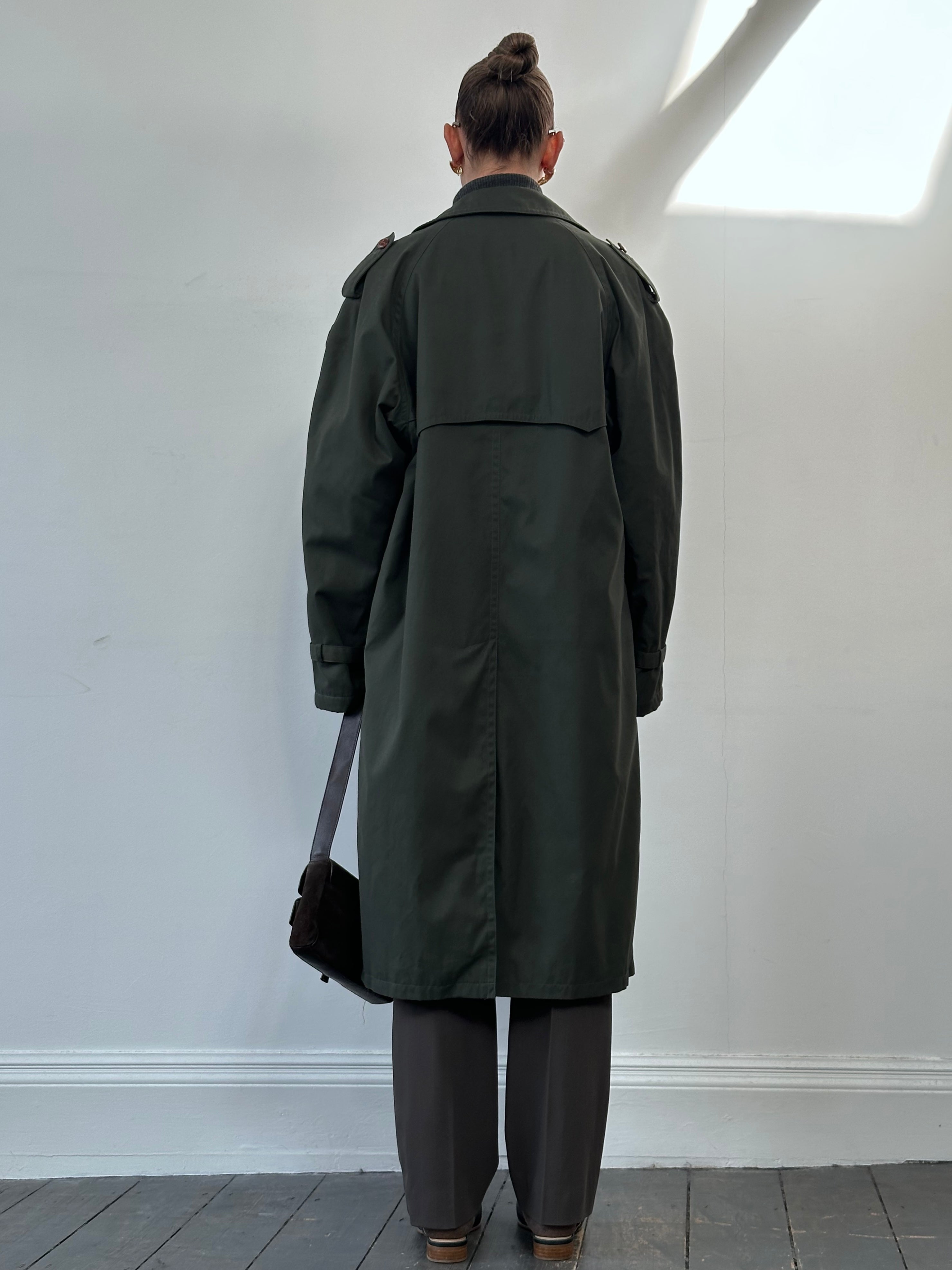 Vintage double-breasted trench coat in XL/XXL, featuring classic design and tailored fit, displayed on a neutral background.