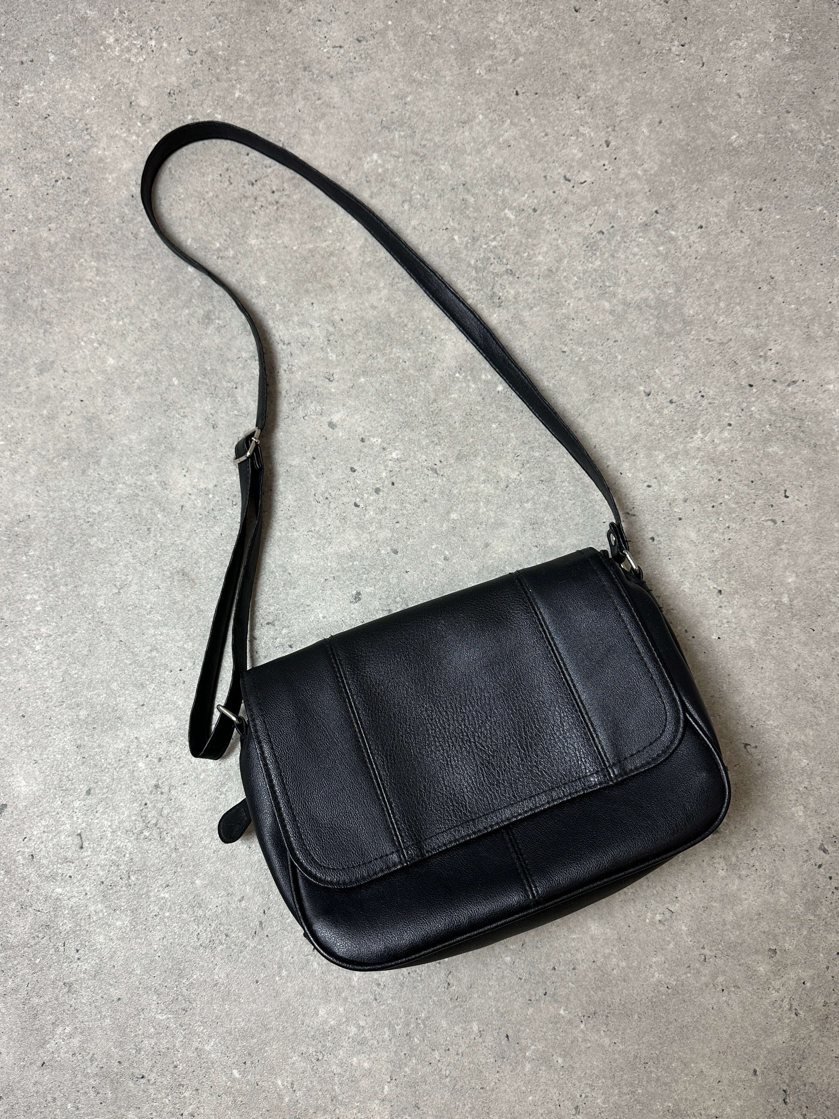 Vintage faux leather crossbody bag with adjustable strap, featuring a classic design and subtle stitching details.