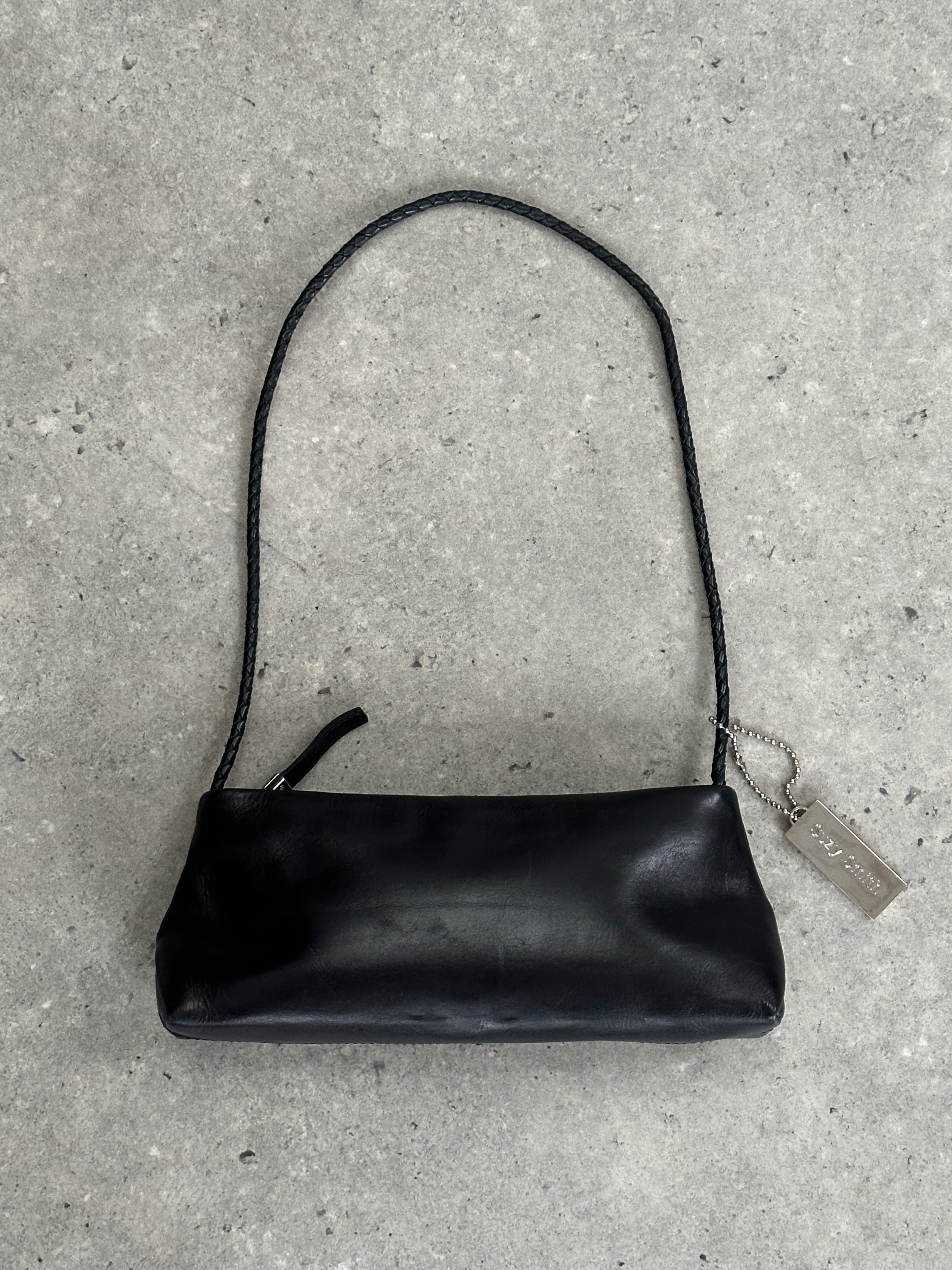 Vintage leather shoulder bag with adjustable strap and classic design, featuring a spacious interior and durable craftsmanship.