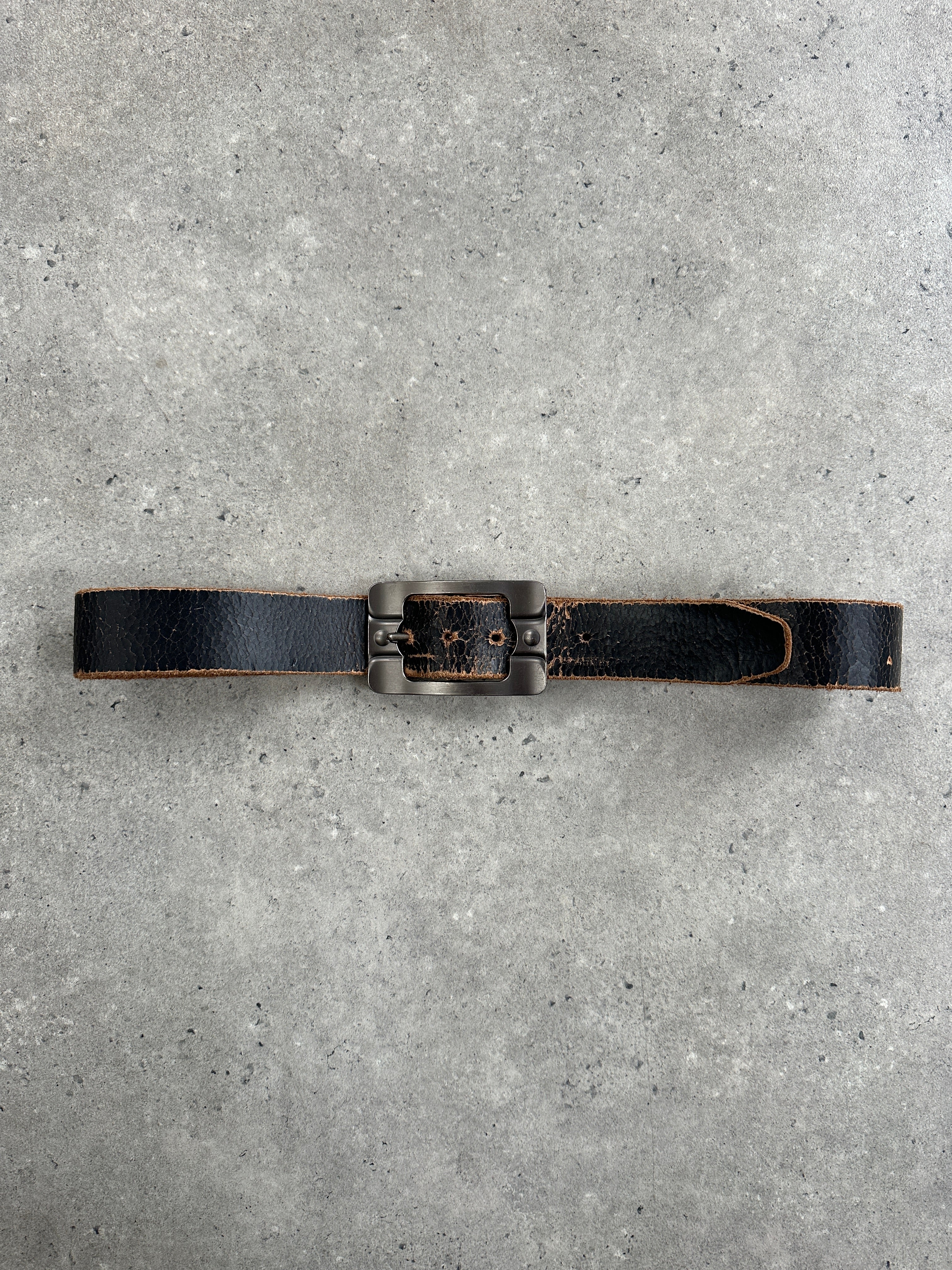 Vintage distressed leather belt from the 1990s, W34-38, with rugged texture and classic design.