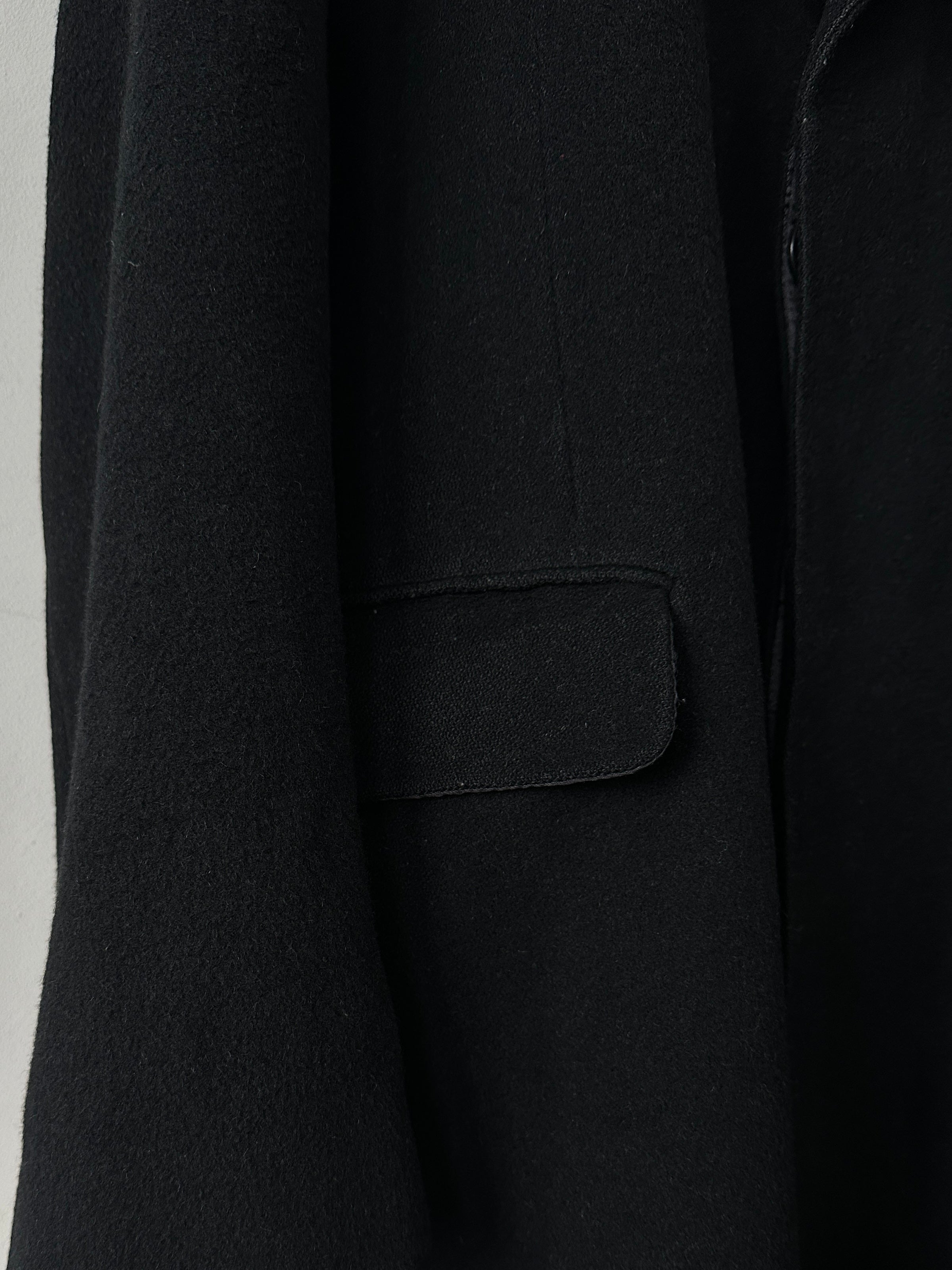 Vintage pure cashmere single-breasted coat with concealed placket, in size L, shown in a close-up view highlighting its luxurious fabric.