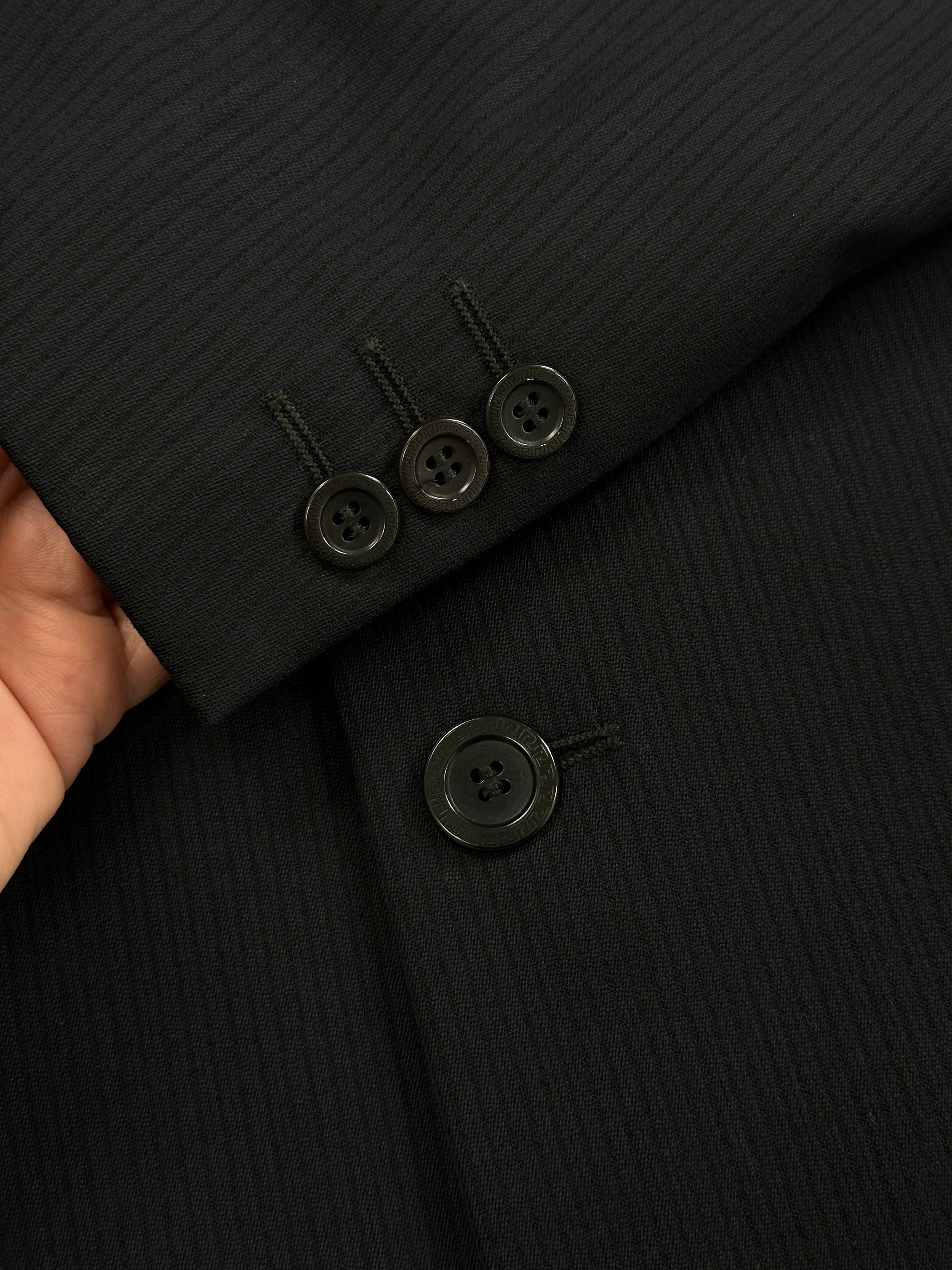 Versace Classic V2 90s wool blazer, single-breasted design in size 42R/XL, featuring tailored fit and elegant lapel details.