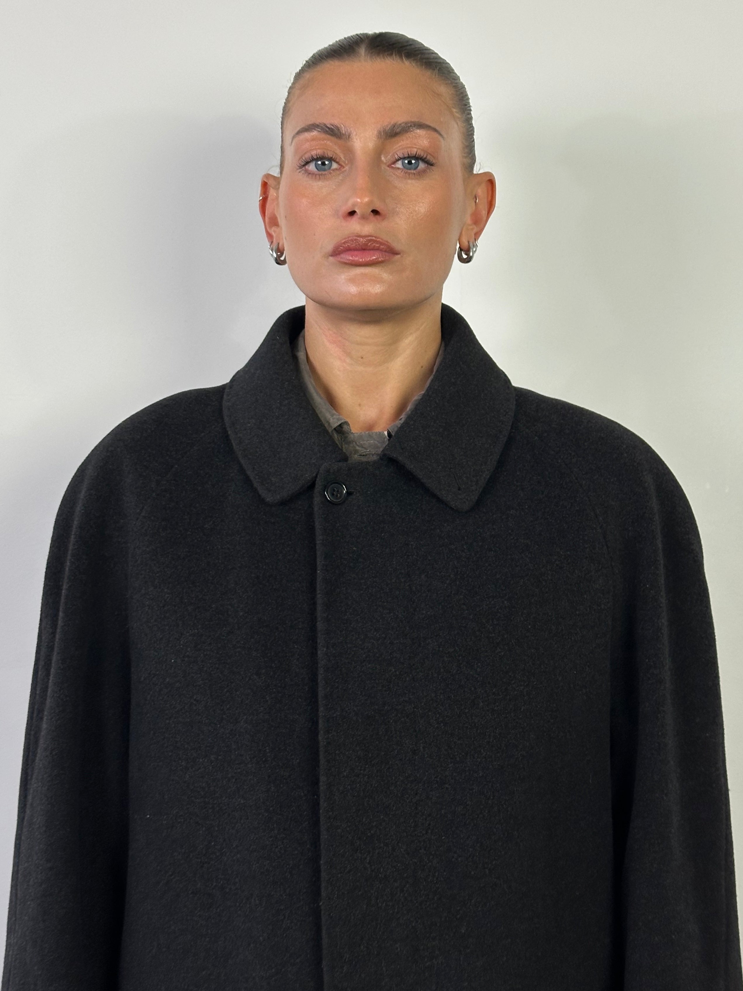 Vintage Italian wool and cashmere coat with concealed placket in size L/XL, featuring a classic tailored design.