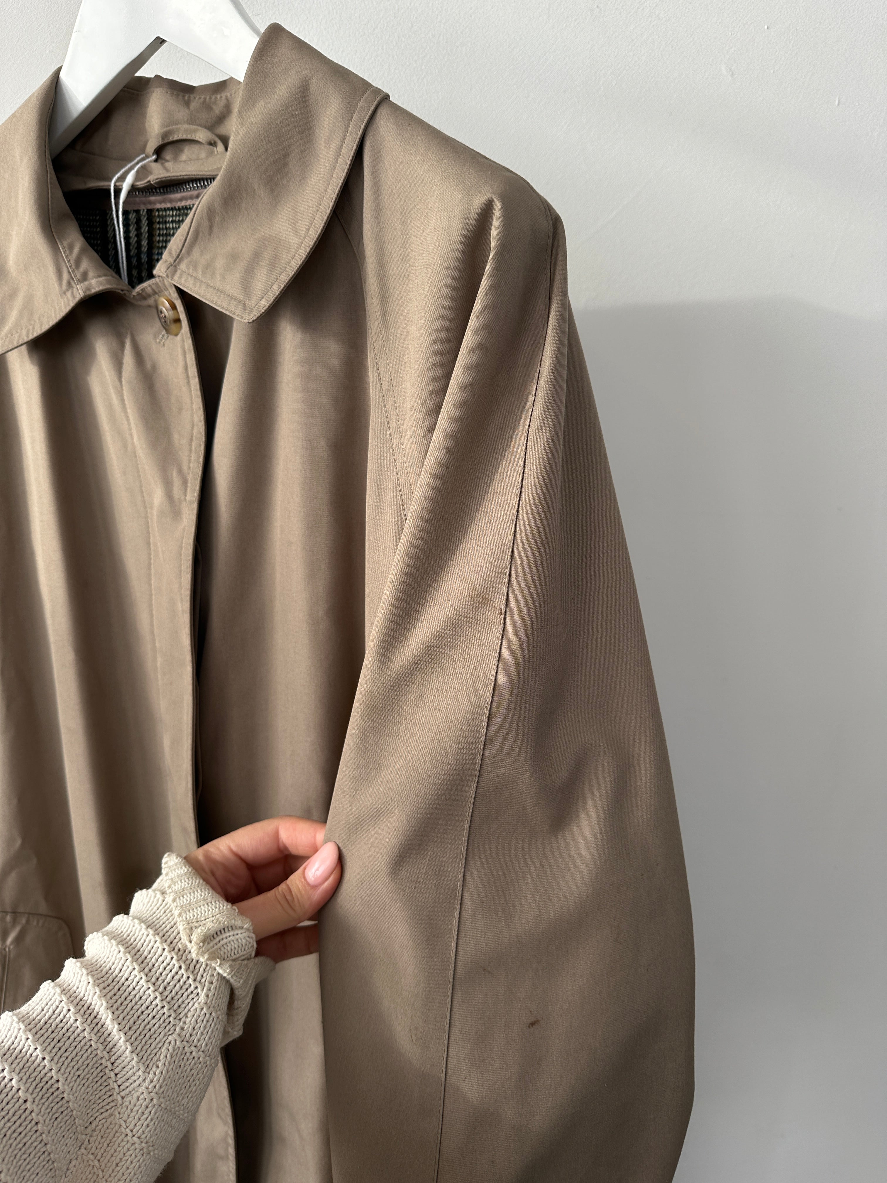 Vintage water-resistant trench coat with concealed placket in size M/L, featuring a classic design and durable fabric.
