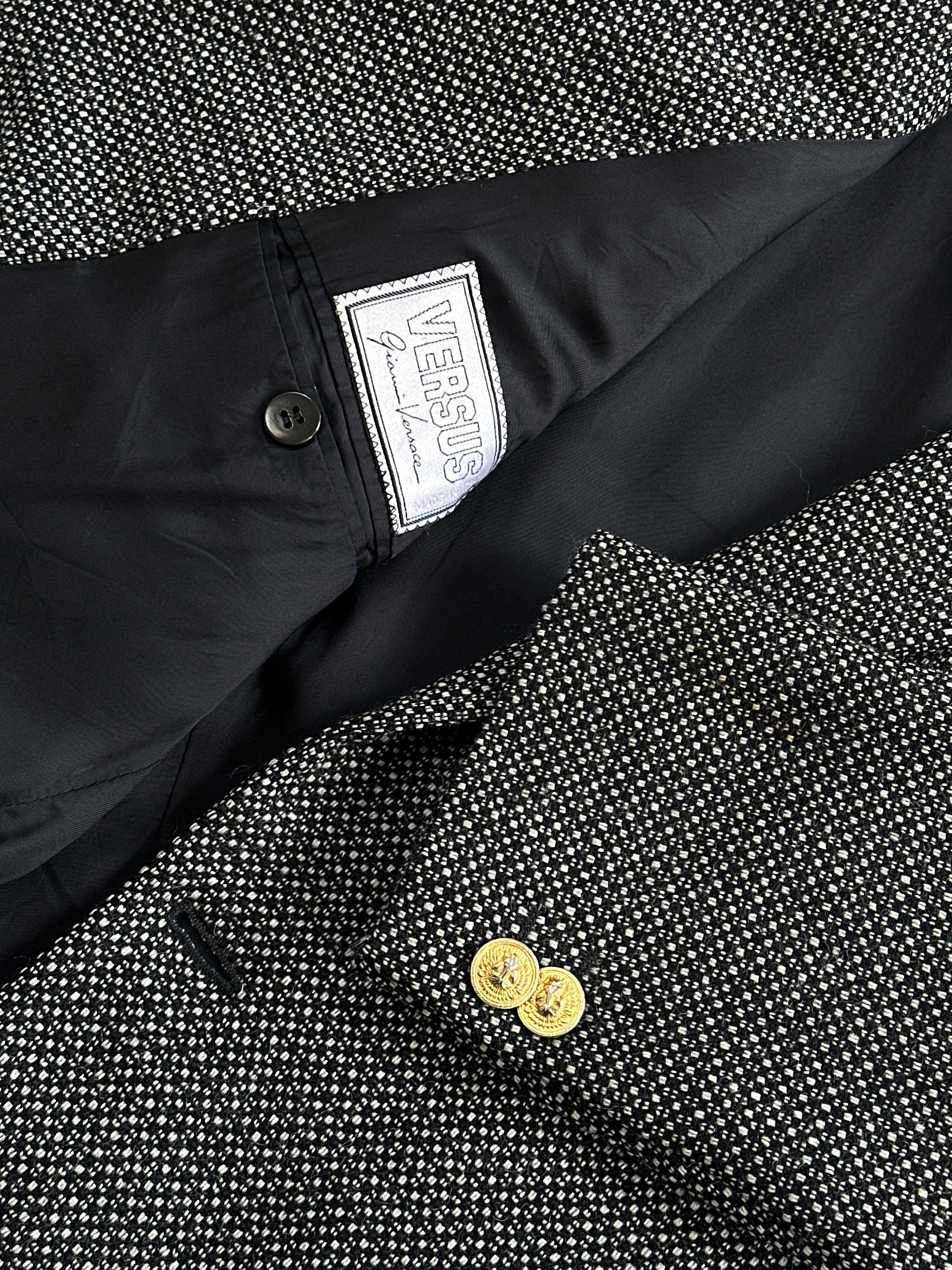 Versace Versus 90s pure wool single-breasted blazer in size 40R/L, featuring a classic tailored fit and timeless design.