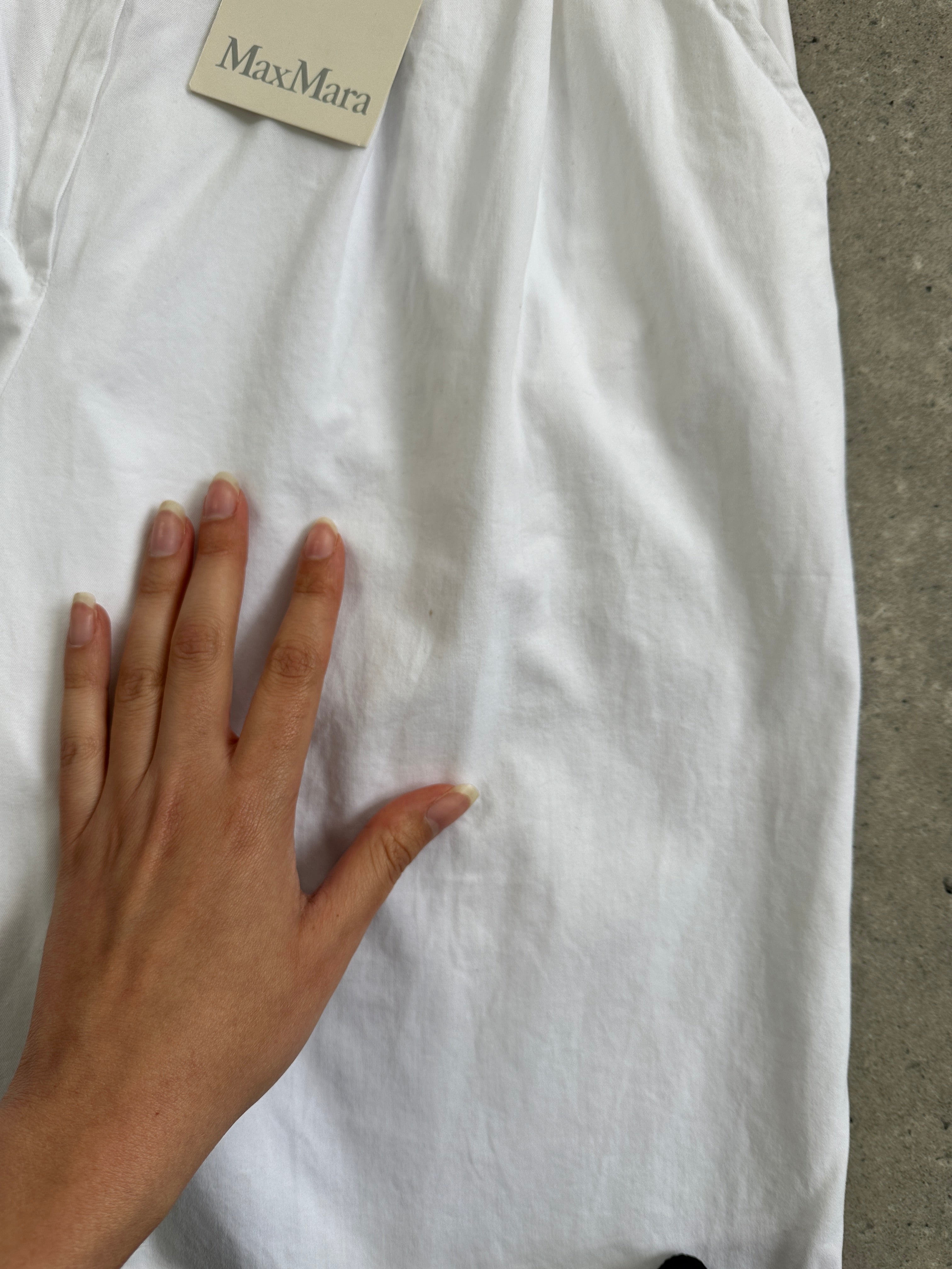 Max Mara high-waisted cotton Bermuda shorts in white with a tailored fit and clean design, W26 size.