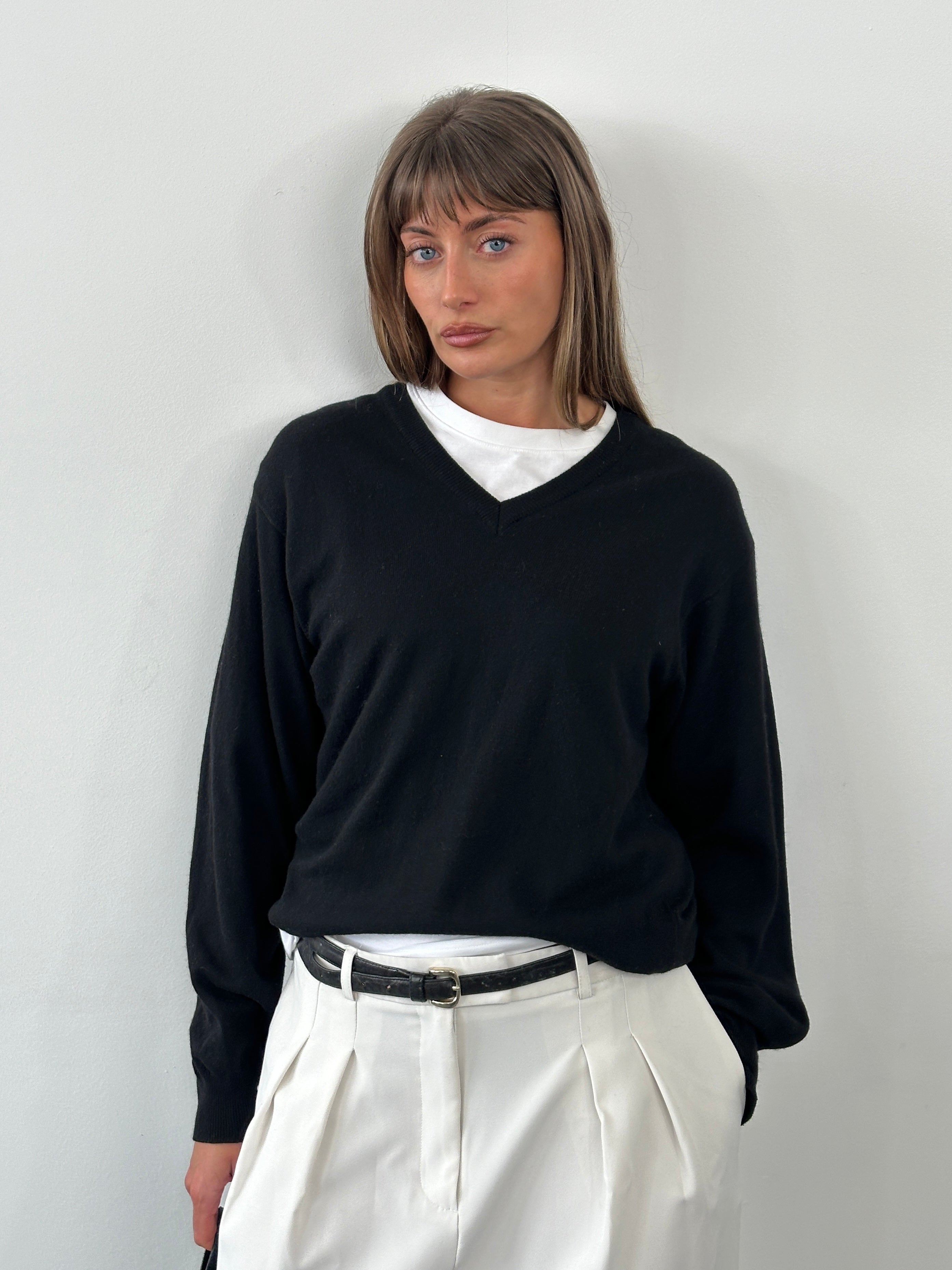 Vintage Italian cashmere silk V-neck jumper in size M, soft and luxurious with a classic design and fine knit texture.