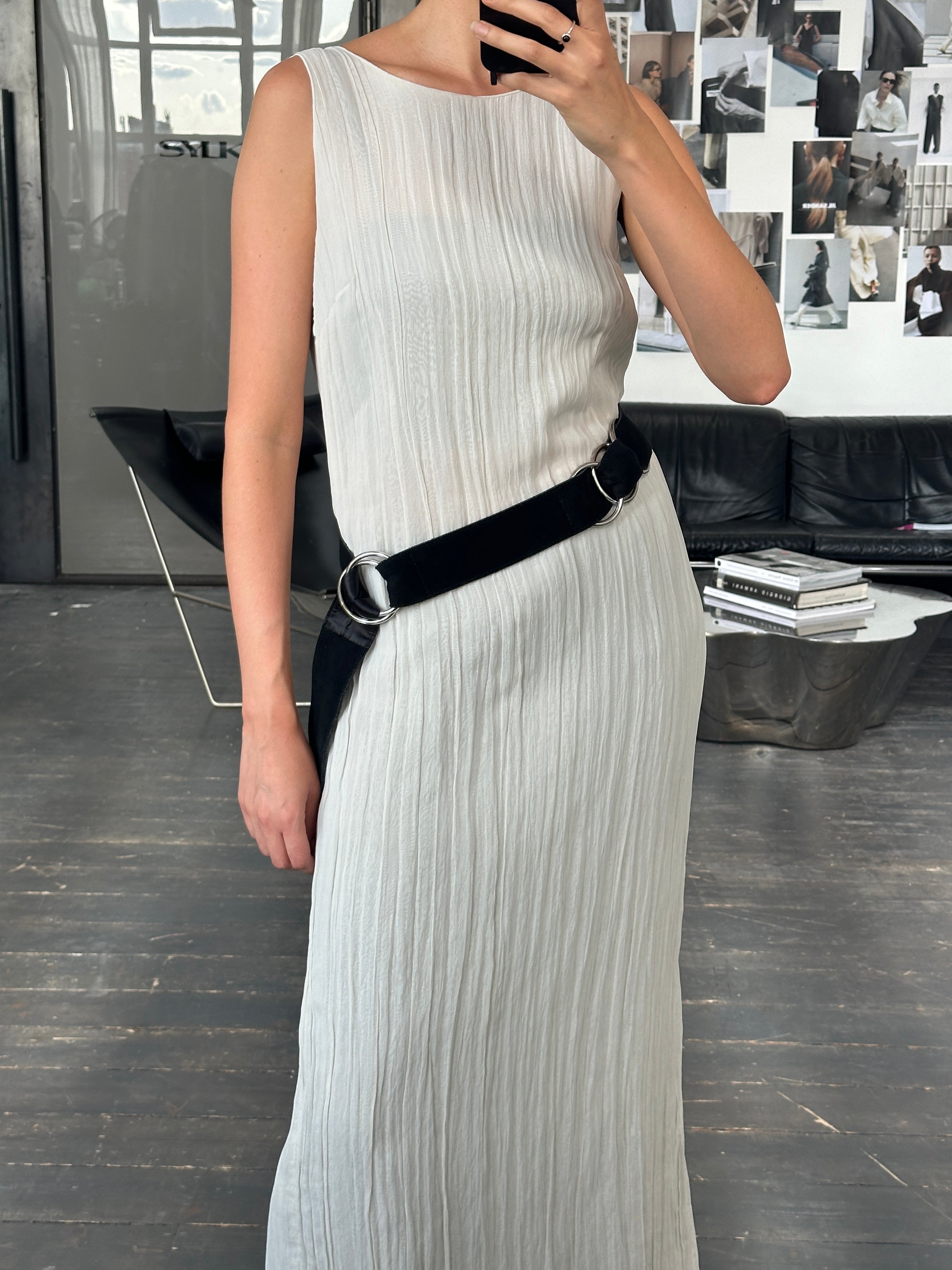 Vintage Chrome Ring Suede Belt in XS-M size, featuring a sleek chrome ring buckle and soft suede material.