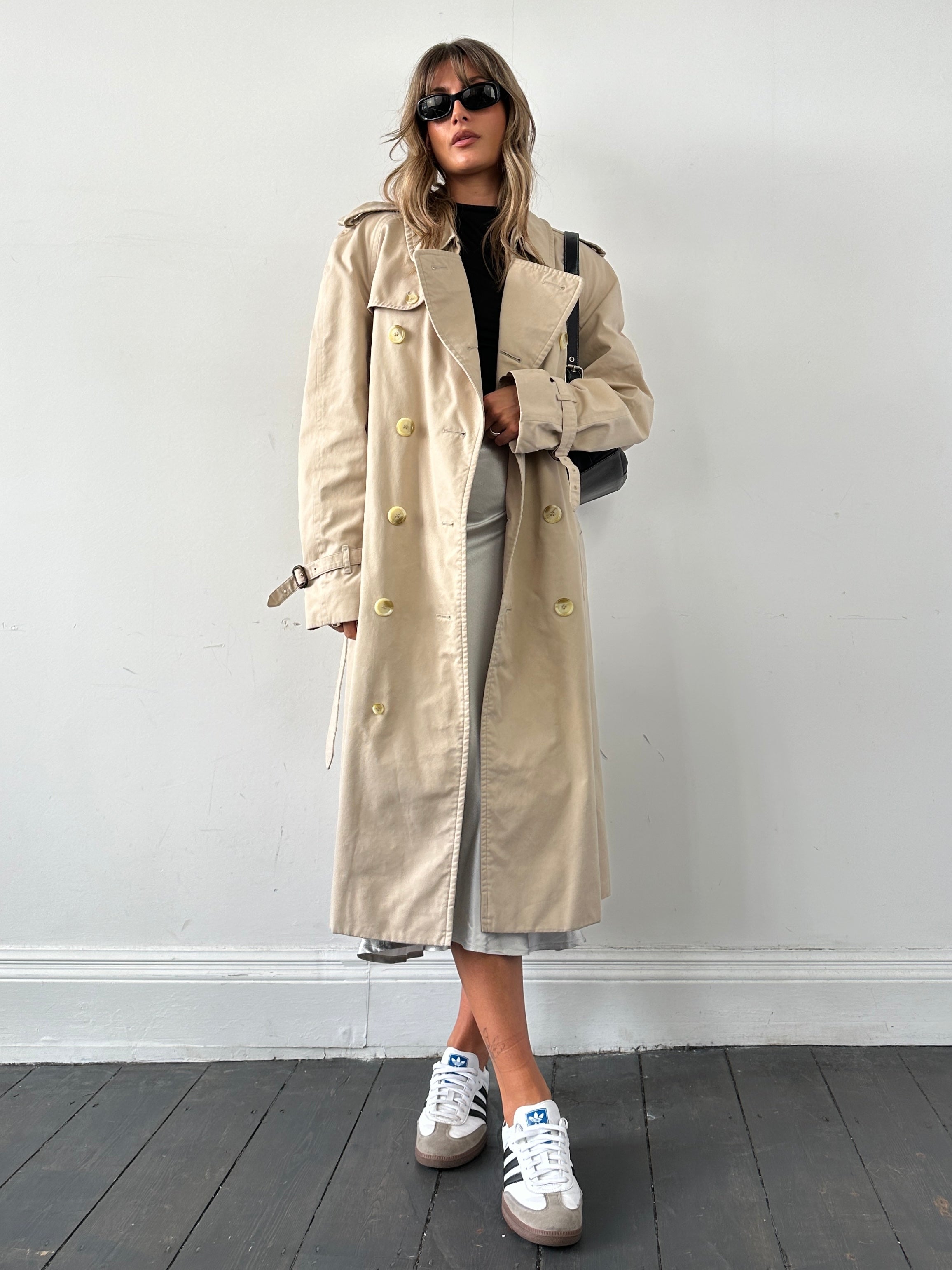 Burberry double-breasted trench coat in XL size, classic beige color, featuring a belt and button details, stylishly displayed.
