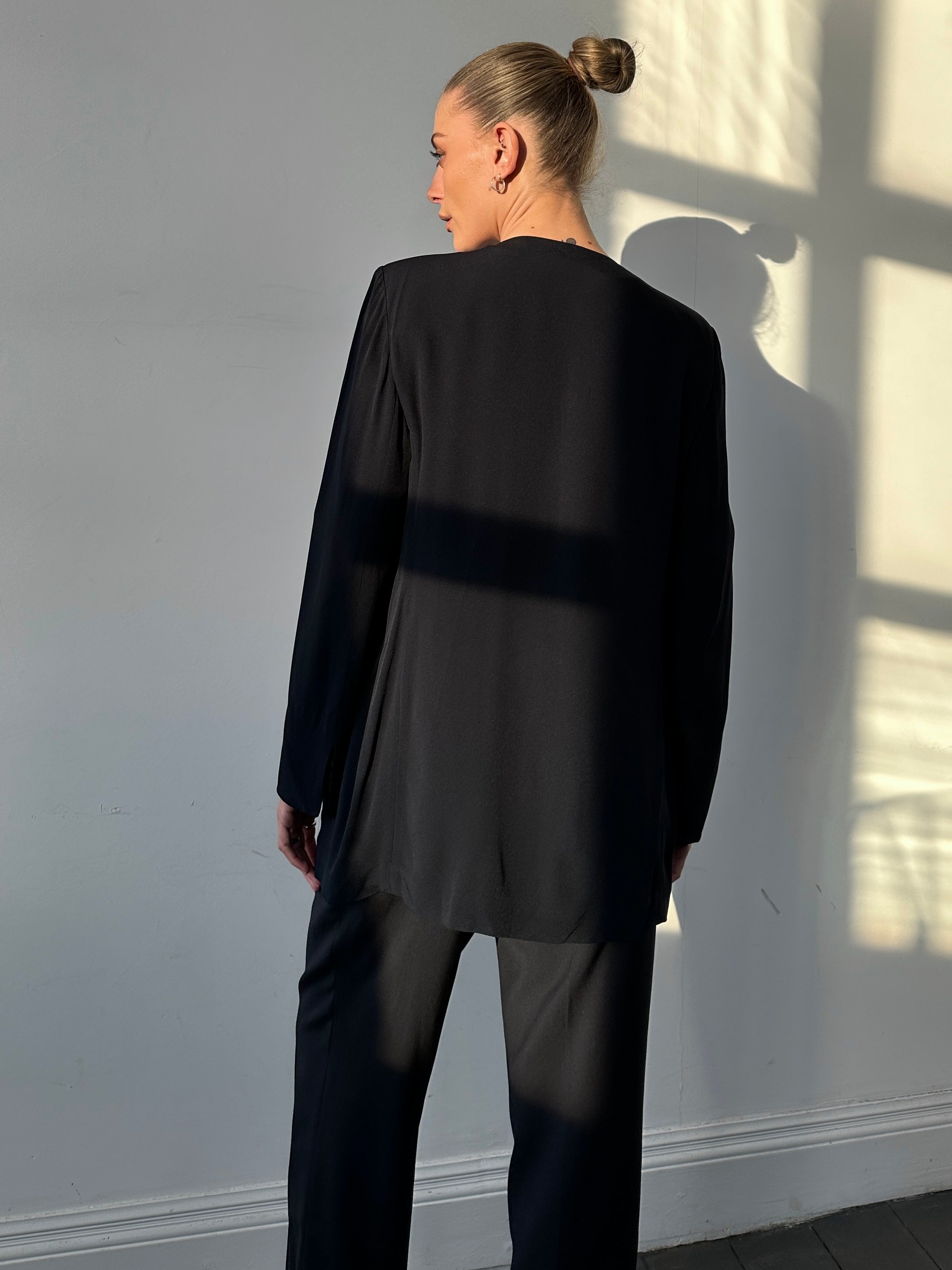 Luisa Spagnoli minimal single-button blazer in size M, tailored fit with classic lapels and sleek design, shown on a model.