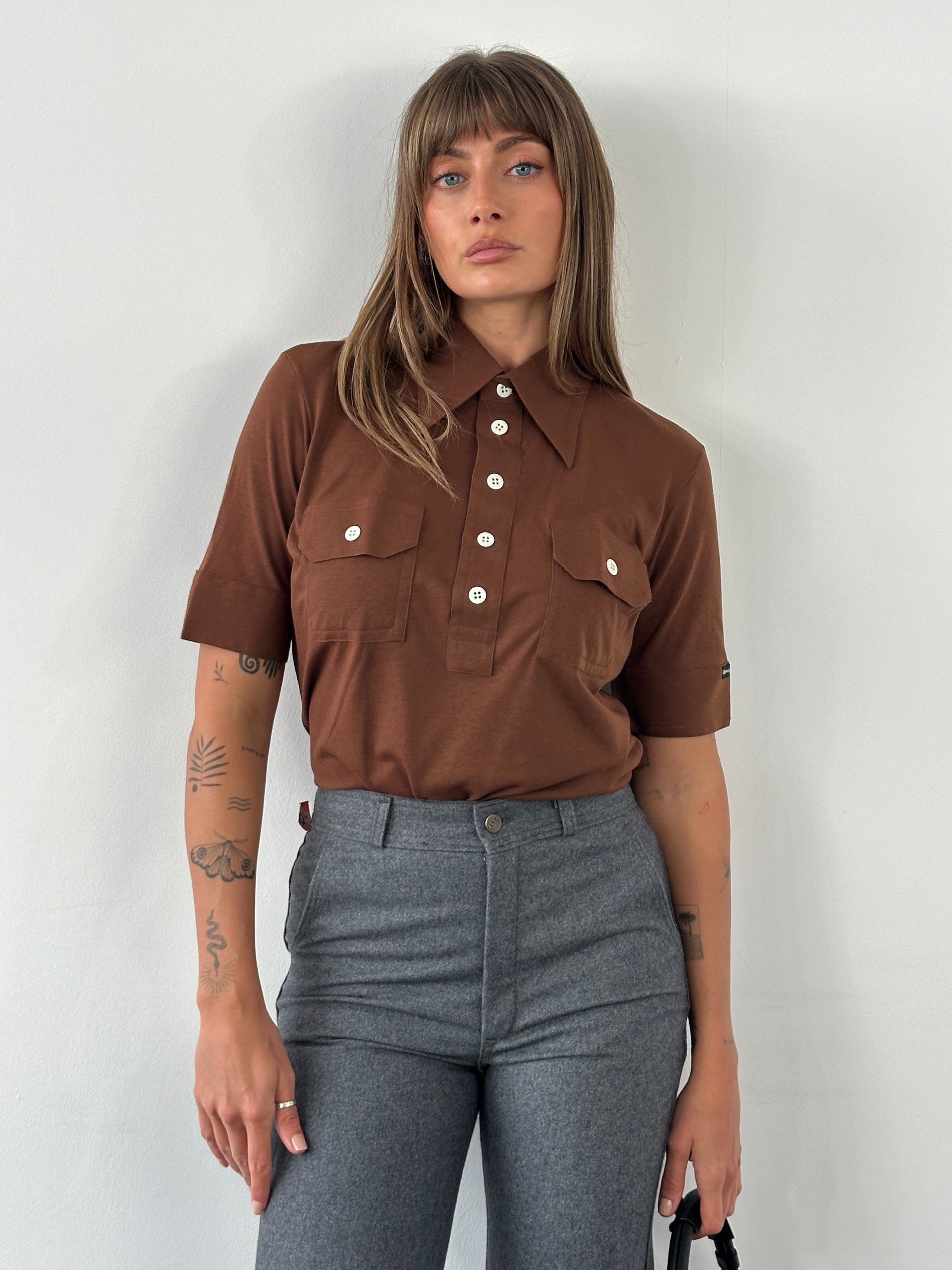 Vintage Italian 1970s dagger collar polo shirt in size M, featuring classic design and retro style from the 1970s.