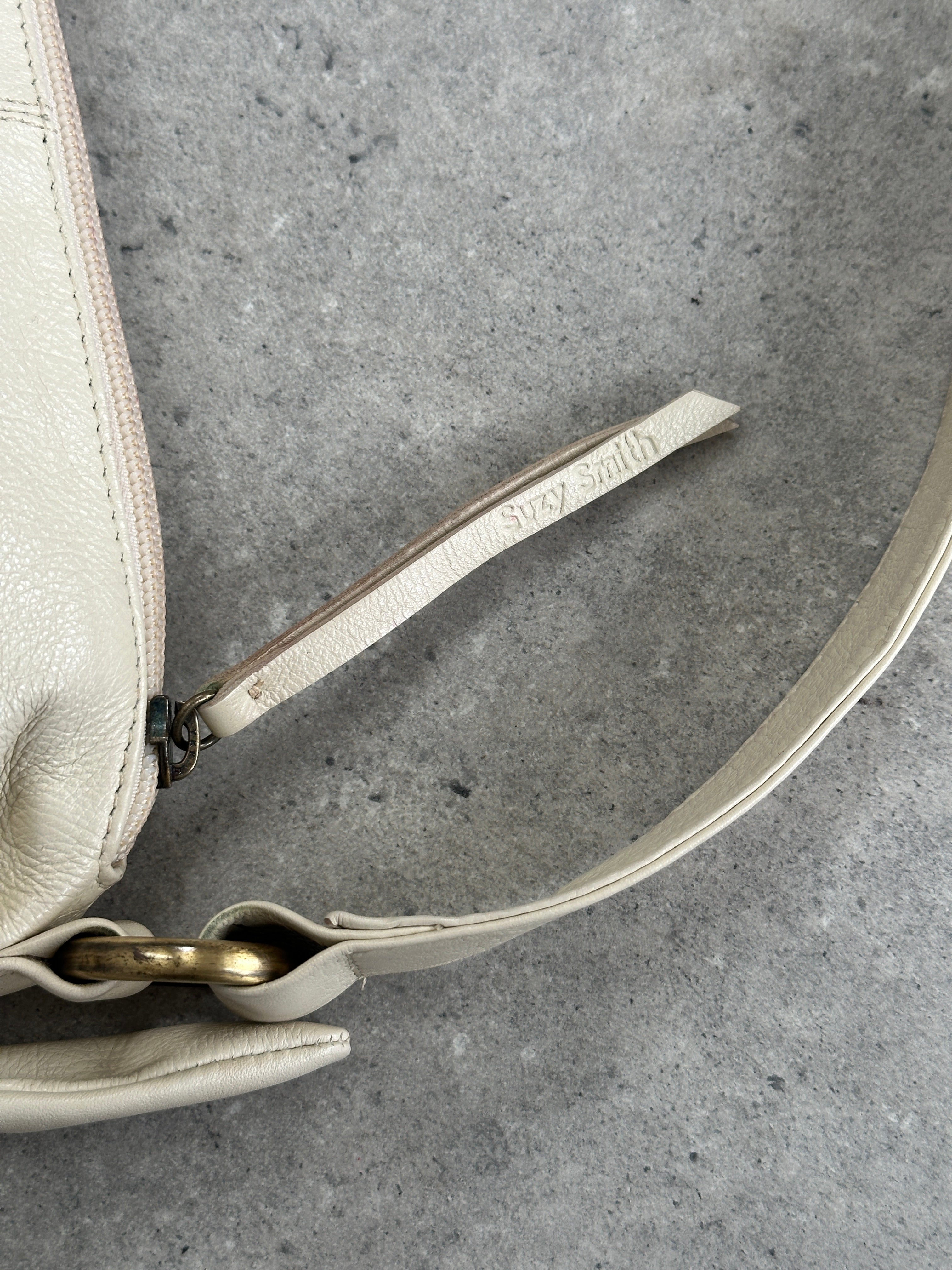 Vintage soft leather knot shoulder bag with a classic design, featuring a stylish knot detail and adjustable shoulder strap.
