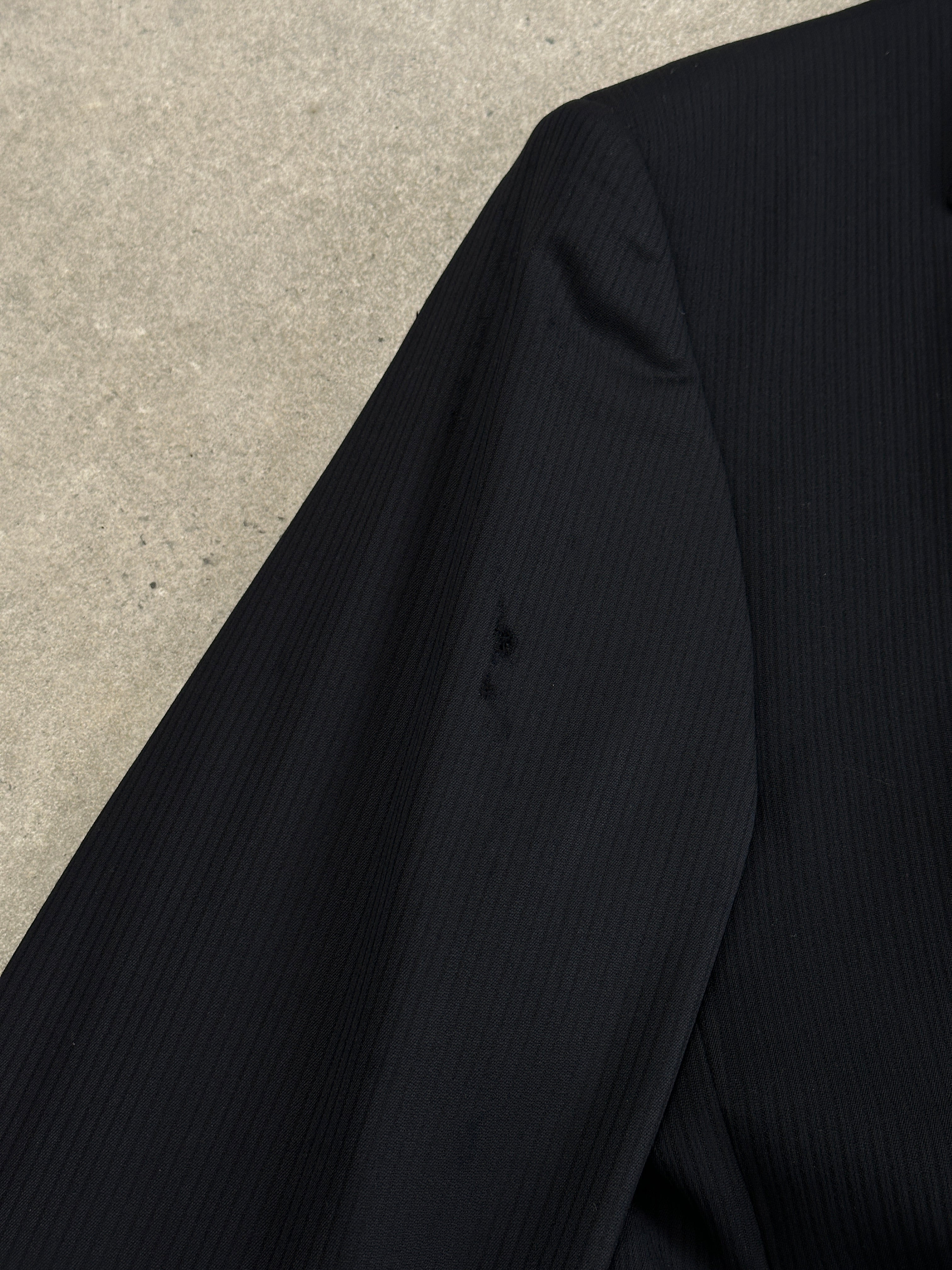 Versace Classic V2 90s wool single-breasted blazer in size 42R/XL, featuring a tailored fit and timeless design.