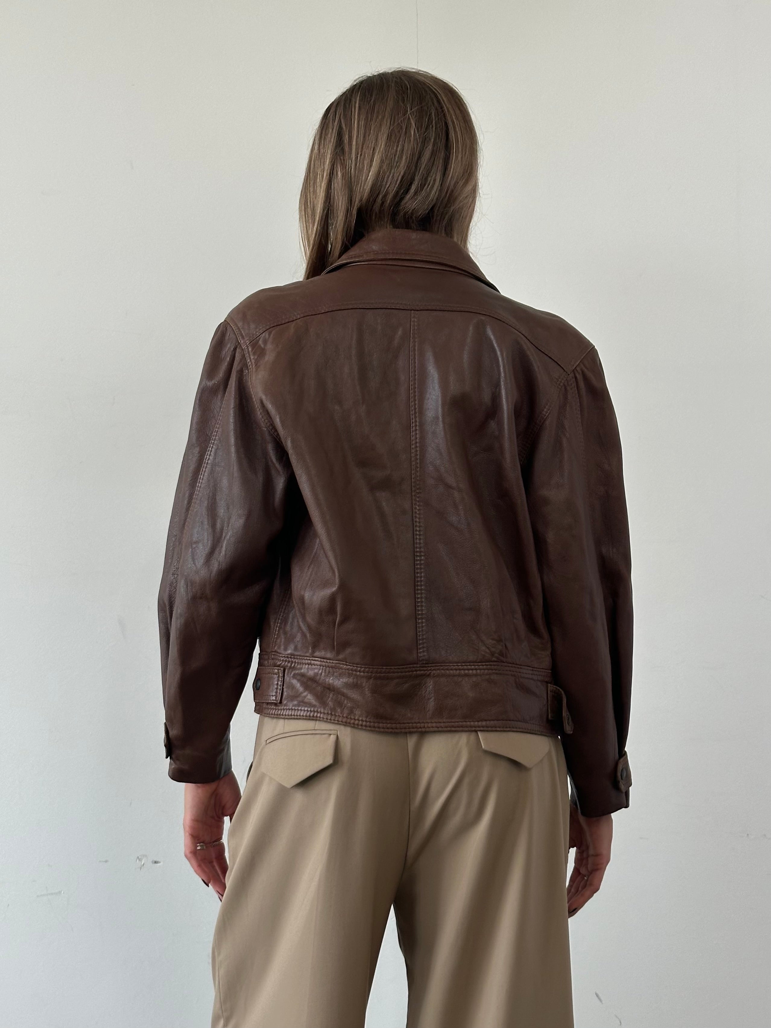 Vintage cropped leather jacket, stylish S/M size, with classic design and authentic leather texture, perfect for a retro look.