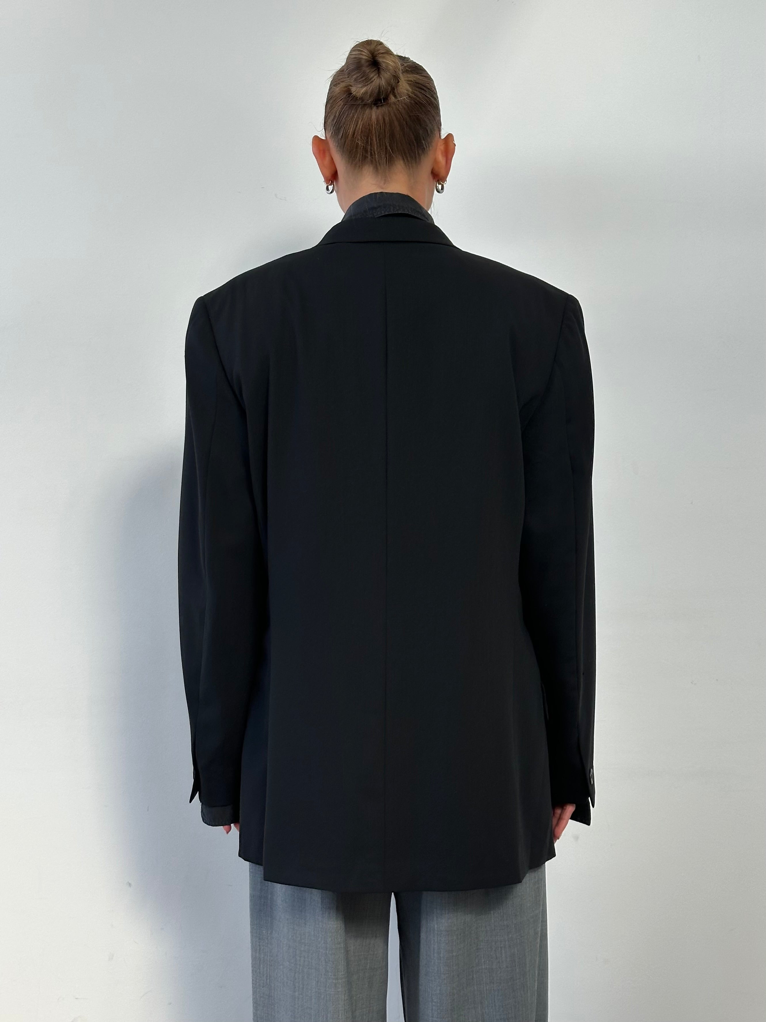 Versace Classic V2 90s pure wool blazer with concealed placket in size 42R/L, featuring tailored fit and luxurious fabric.