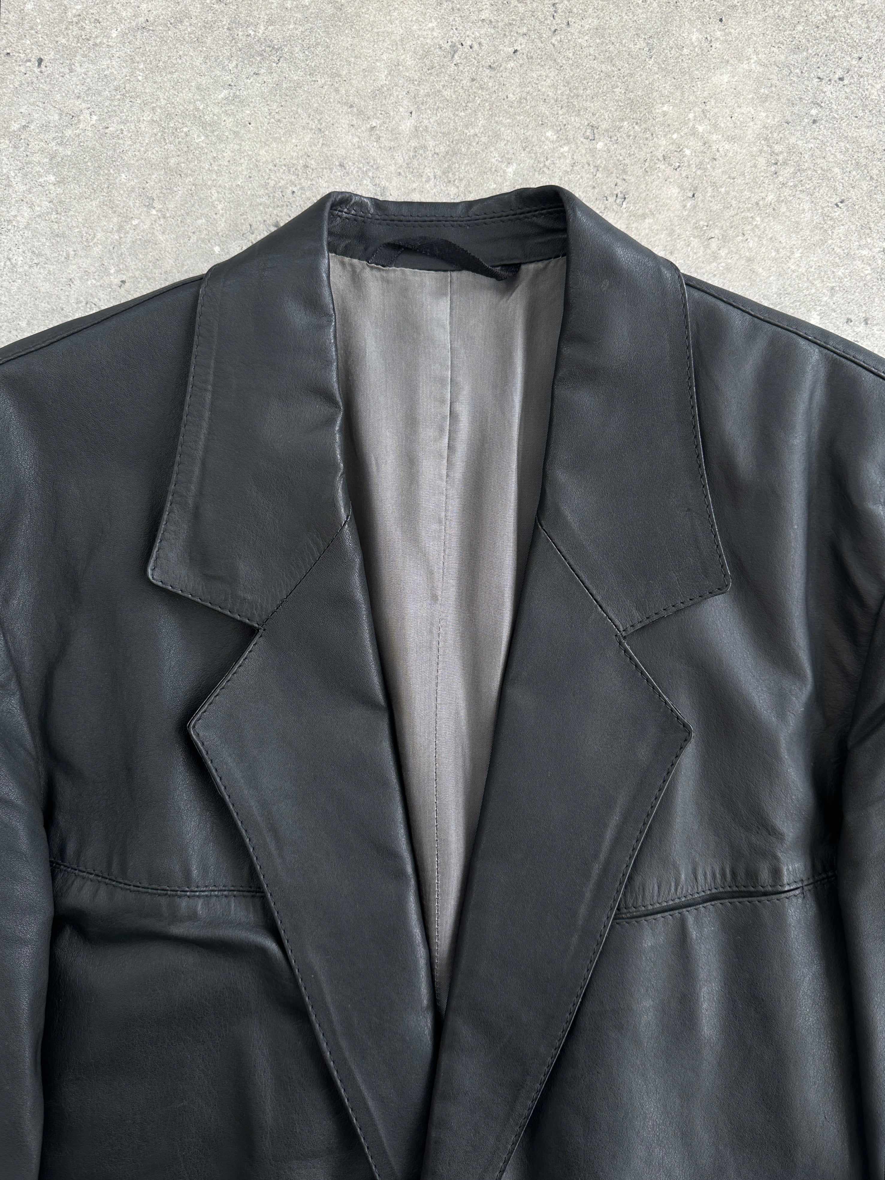 Vintage leather blazer jacket in size L/XL, featuring classic design and rich texture, ideal for stylish casual or semi-formal wear.