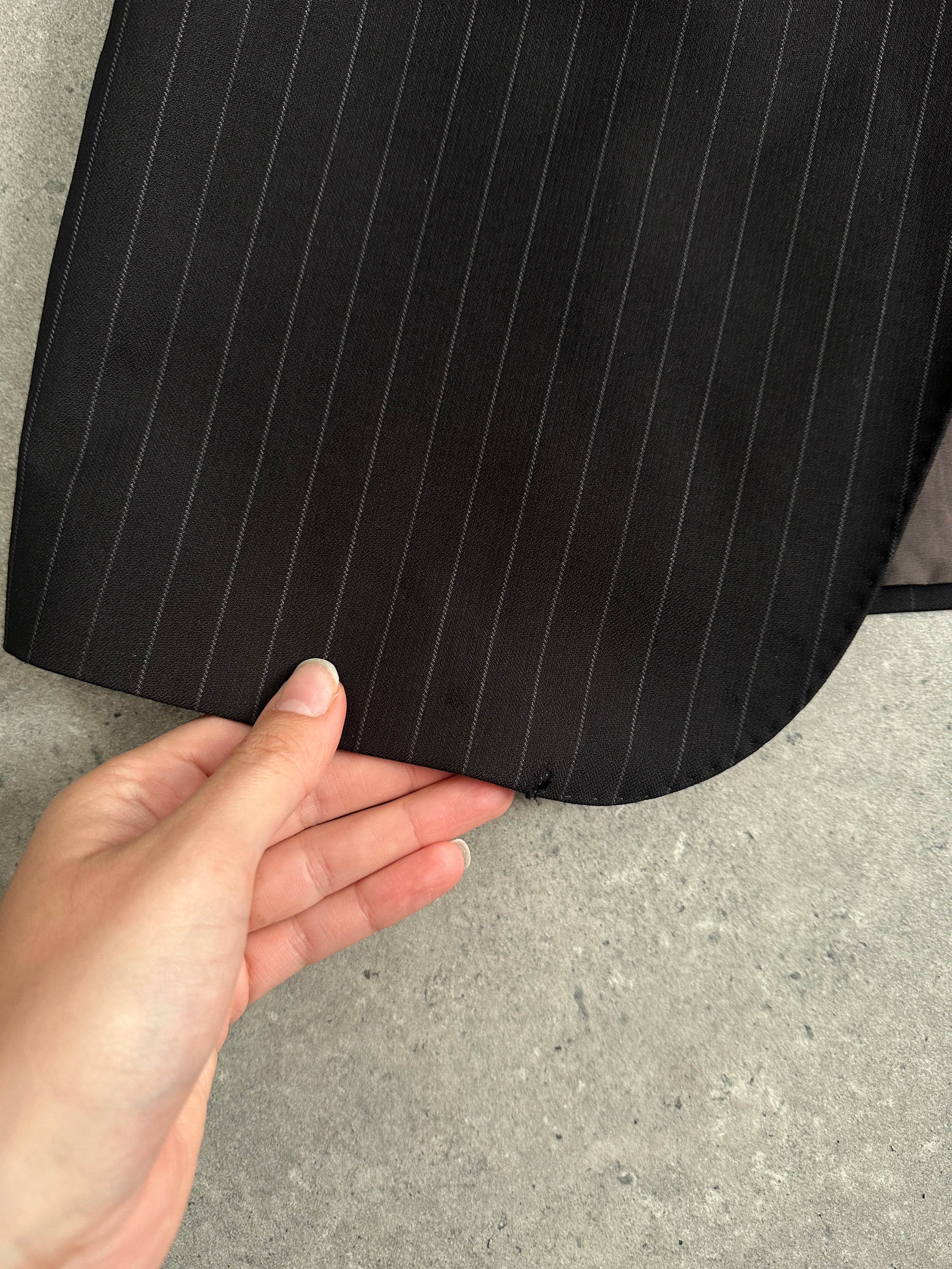 Armani Collezioni men's pinstripe pure wool single-breasted blazer in size 40R, featuring classic tailored fit with notch lapel.