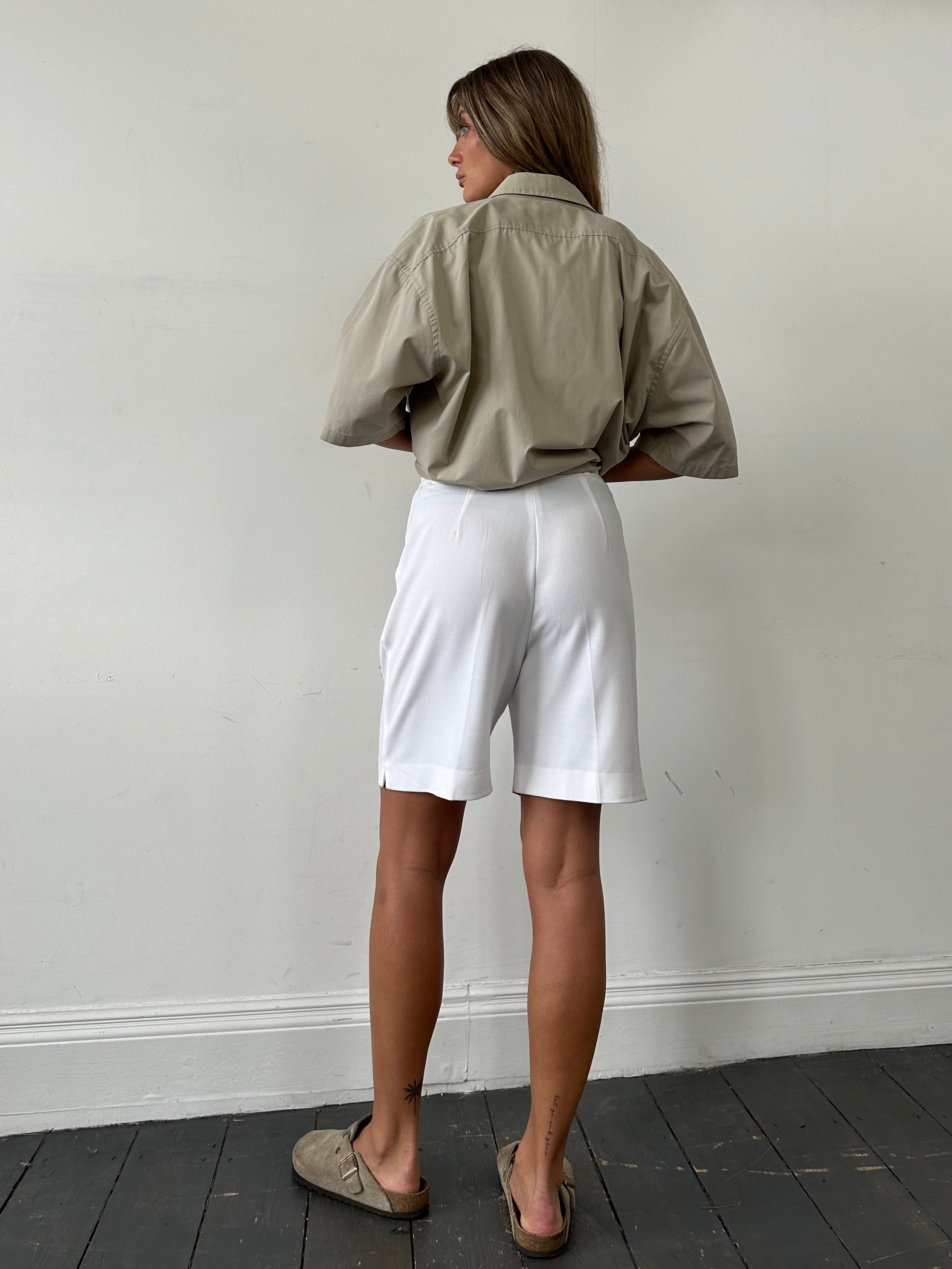 Vintage brand vintage pleated Bermuda shorts in size W26-28, featuring a classic design and comfortable fit.