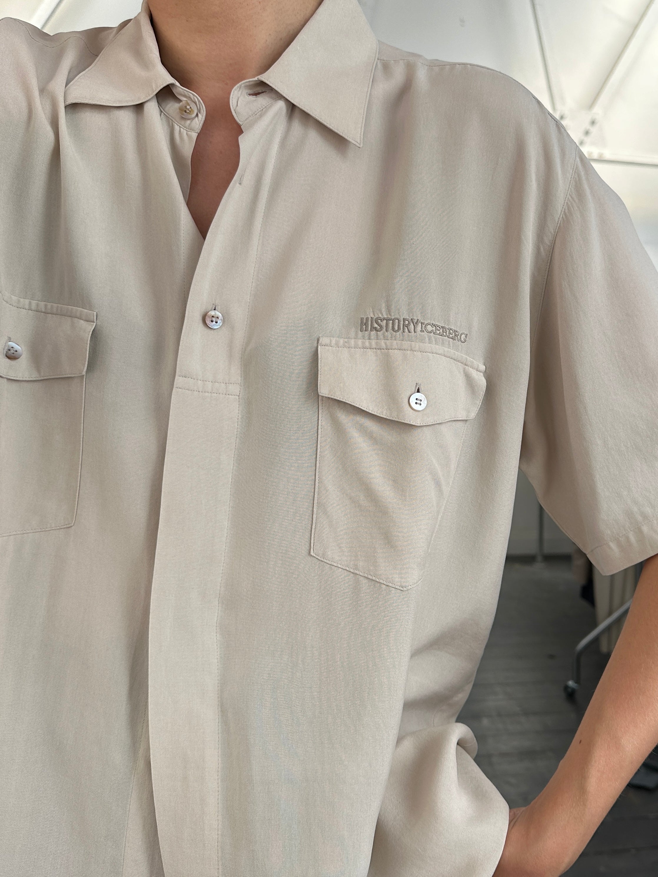 Iceberg 90s pure silk short sleeve shirt in XL, featuring a sleek design and smooth silk fabric, displayed on a mannequin.