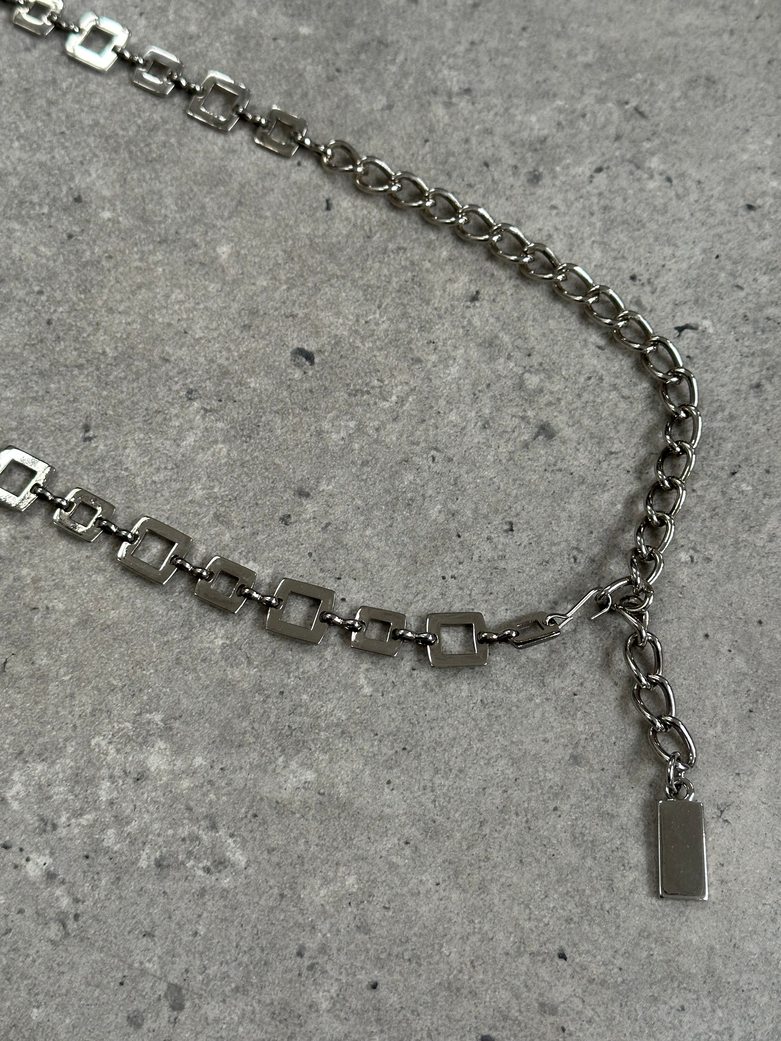 Vintage 1990s metal chain belt with interlinked silver-tone links, one size, showcasing a classic retro accessory style.
