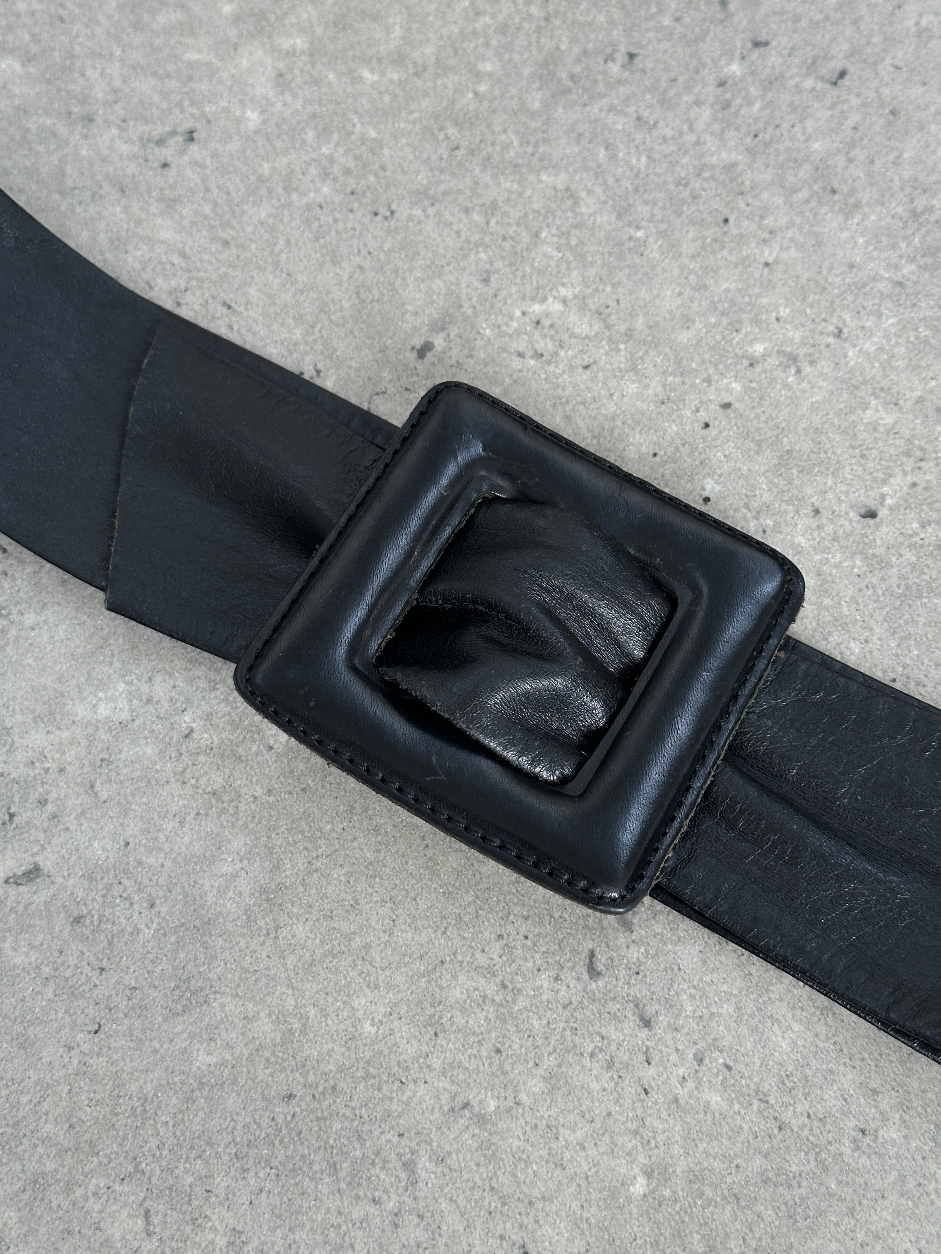 Vintage 1990s square leather belt in XS-S size with a classic design, featuring a vintage-style buckle and textured leather.