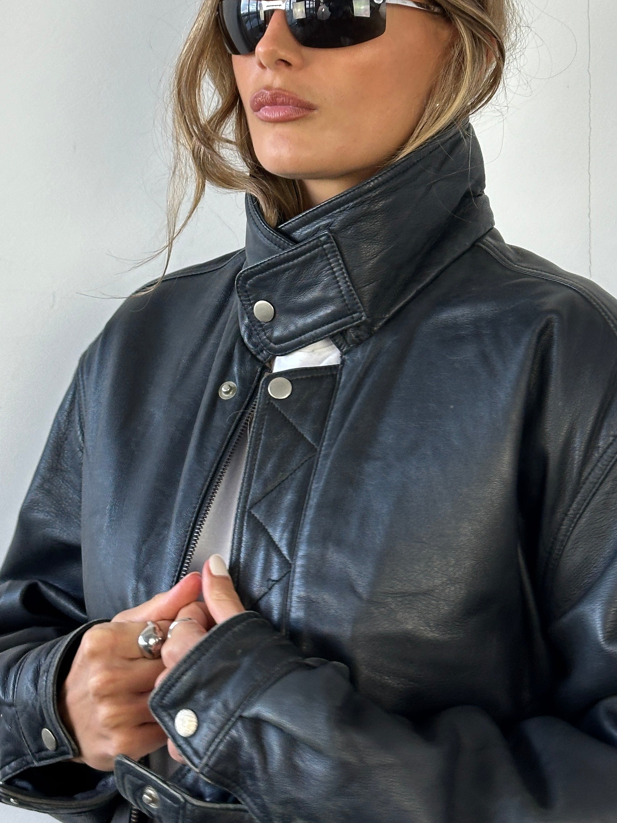 Vintage Italian vintage smooth leather bomber jacket in size L, featuring classic design and high-quality craftsmanship.