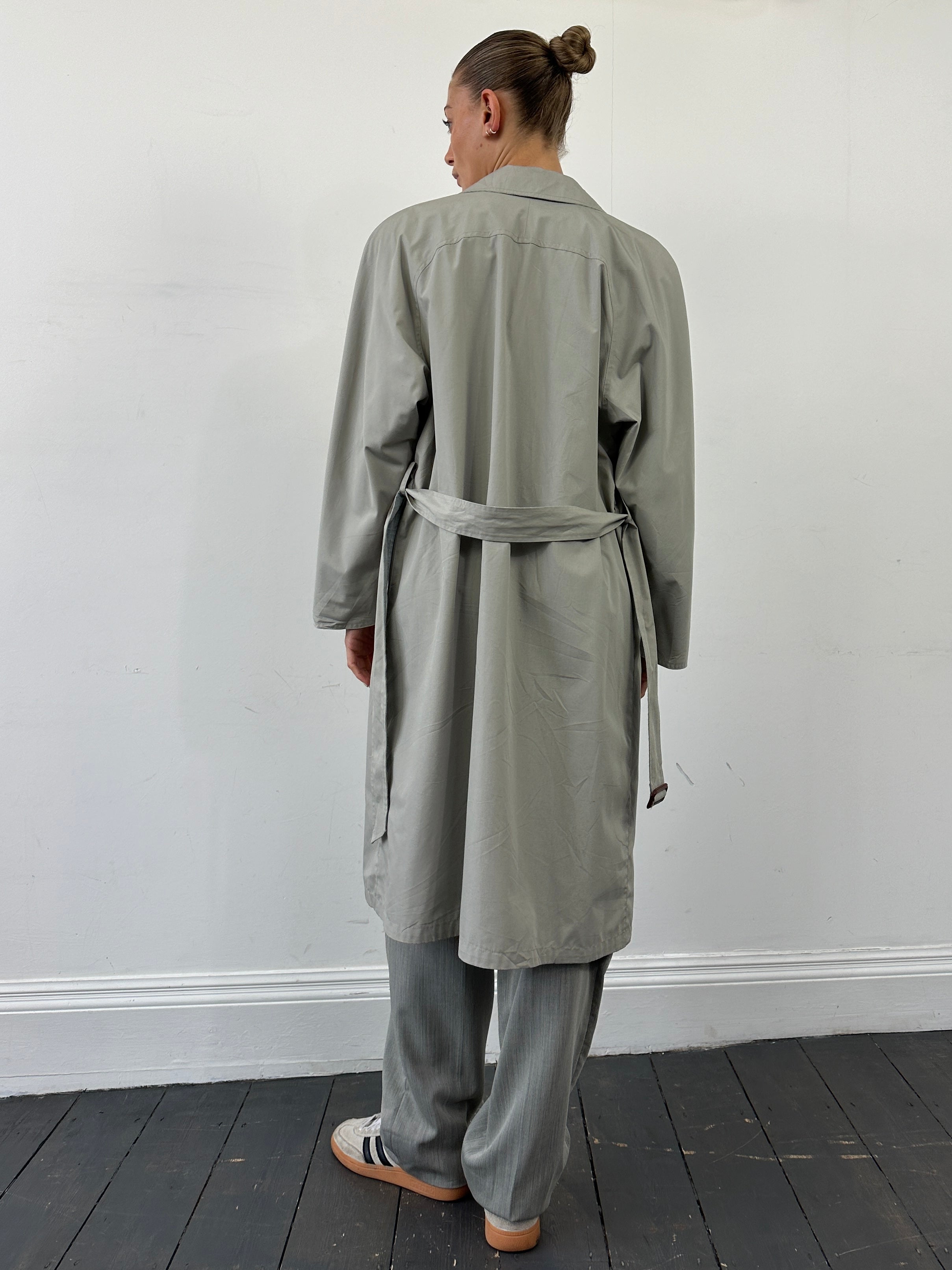 Vintage reversible check trench coat in beige with belted waist, showerproof design, size L, stylish and classic outerwear.