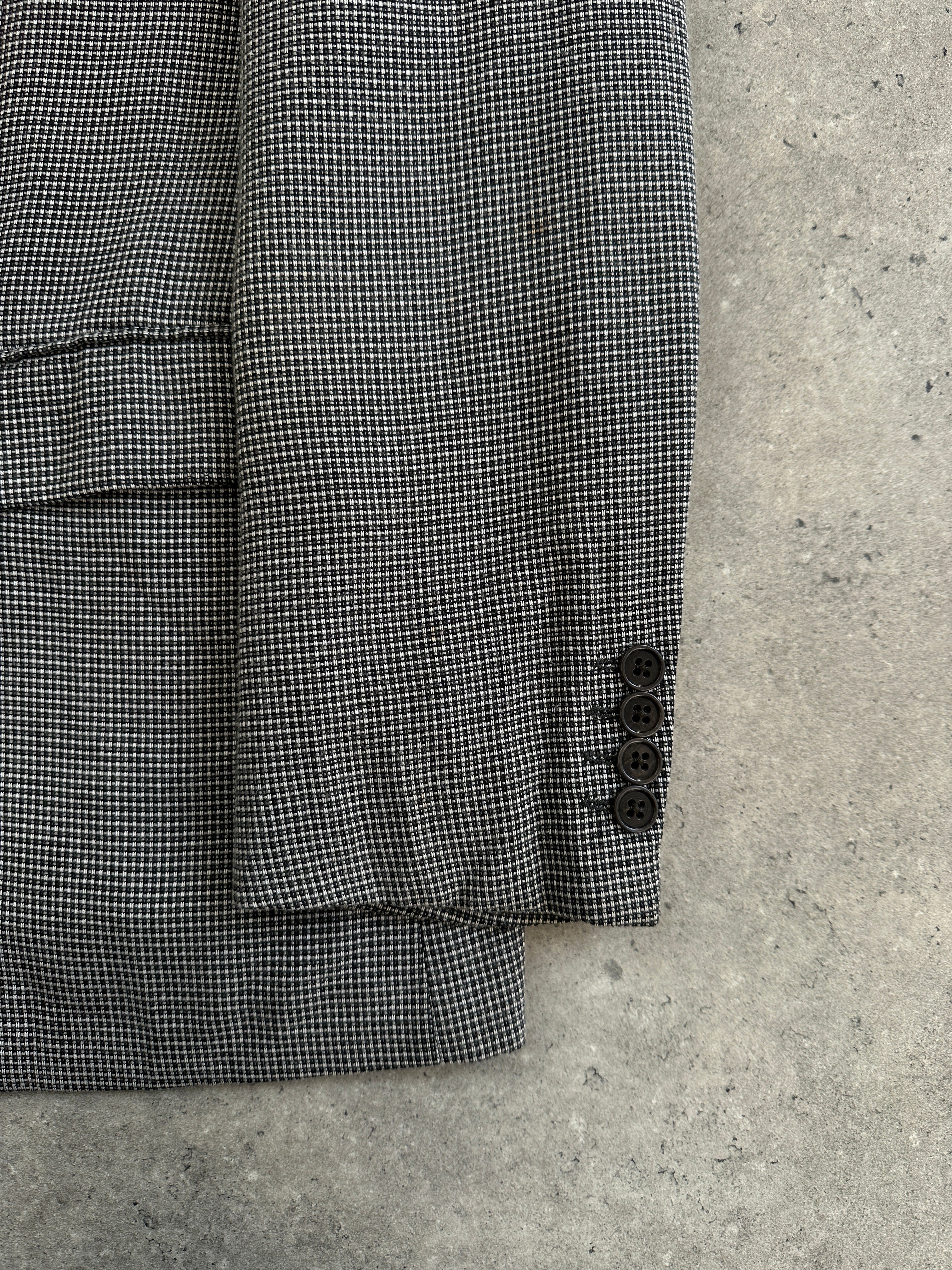 Armani Collezioni 2000s wool single-breasted blazer in size 42R/XL, dark tailored blazer with classic lapel and button closure.