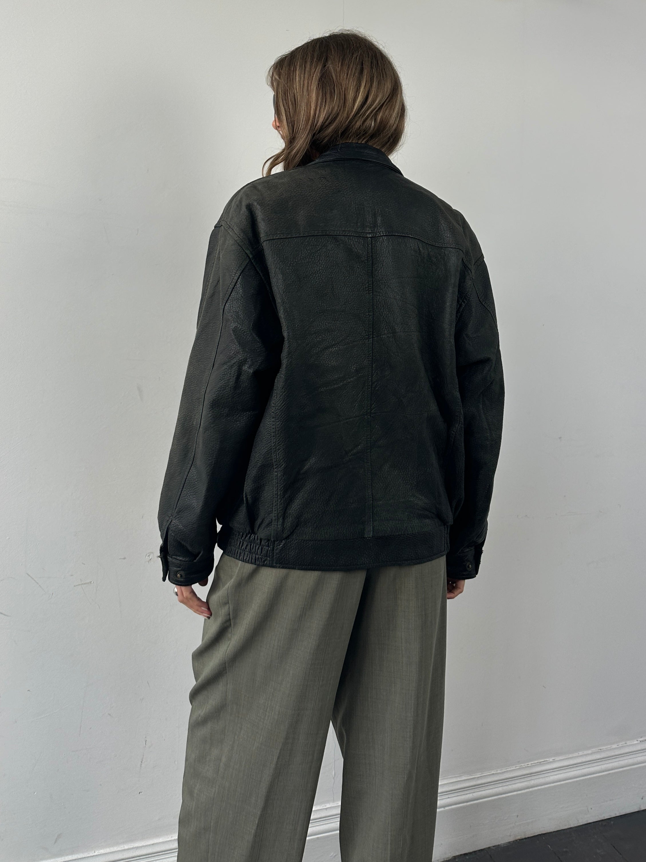 Vintage textured leather bomber jacket in M/L size, featuring a classic design and detailed craftsmanship.