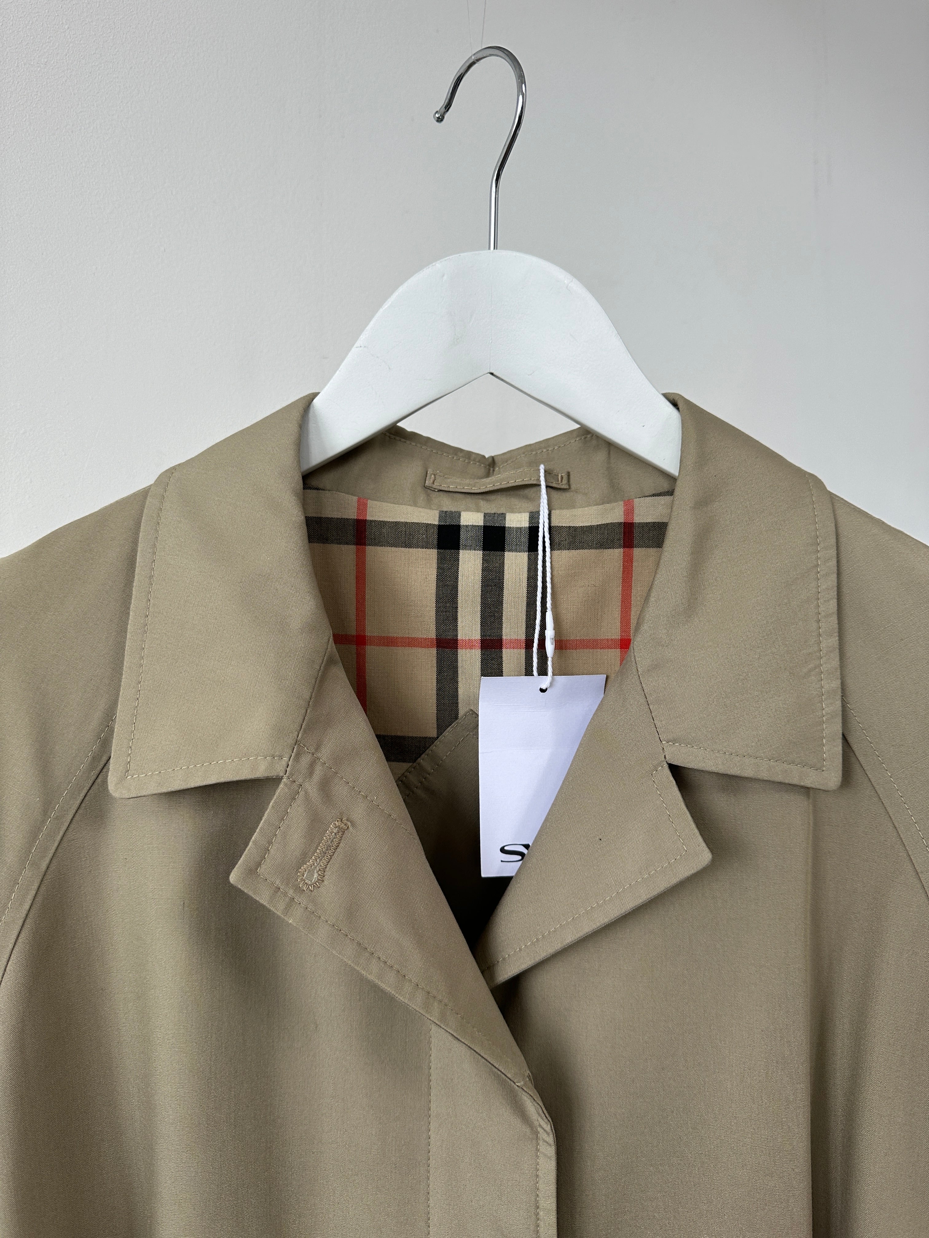 Vintage showerproof belted trench coat in size M, featuring classic design and durable fabric for stylish weather protection.