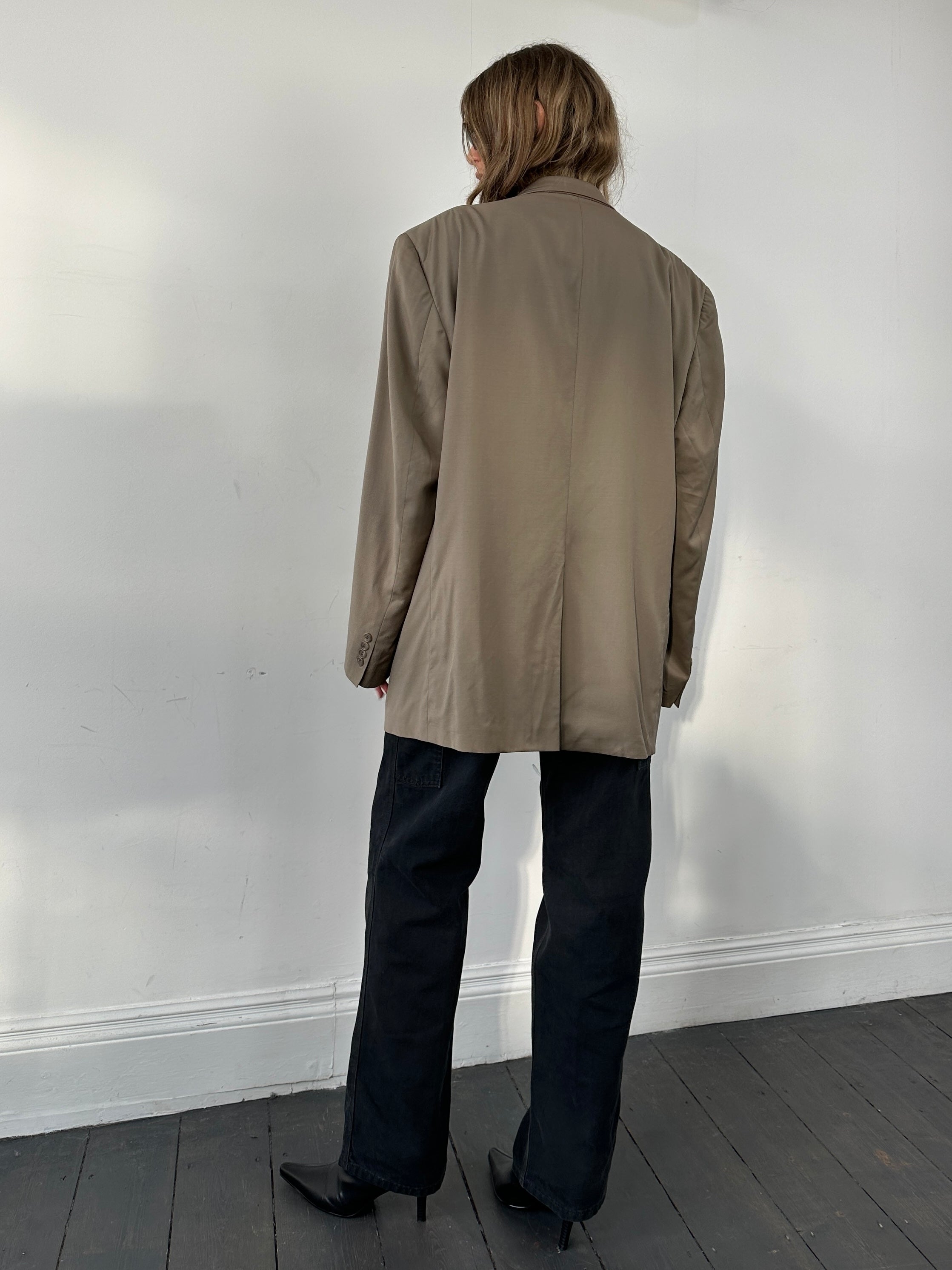 Burberry XXL pure wool single-breasted blazer, tailored fit with classic lapels and button closure, in a neutral color.