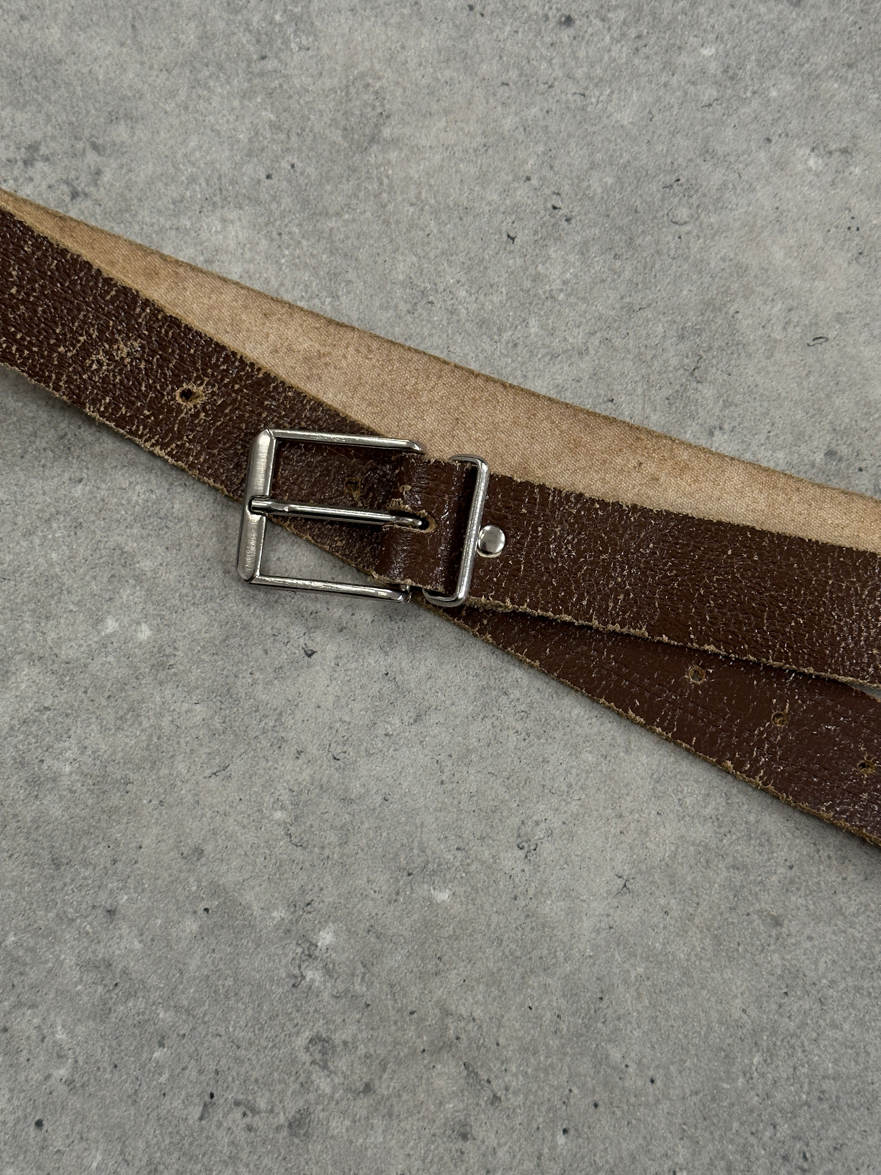 Vintage 1980s distressed slim leather belt, size W31-40, featuring a worn, retro style with metal buckle and textured finish.