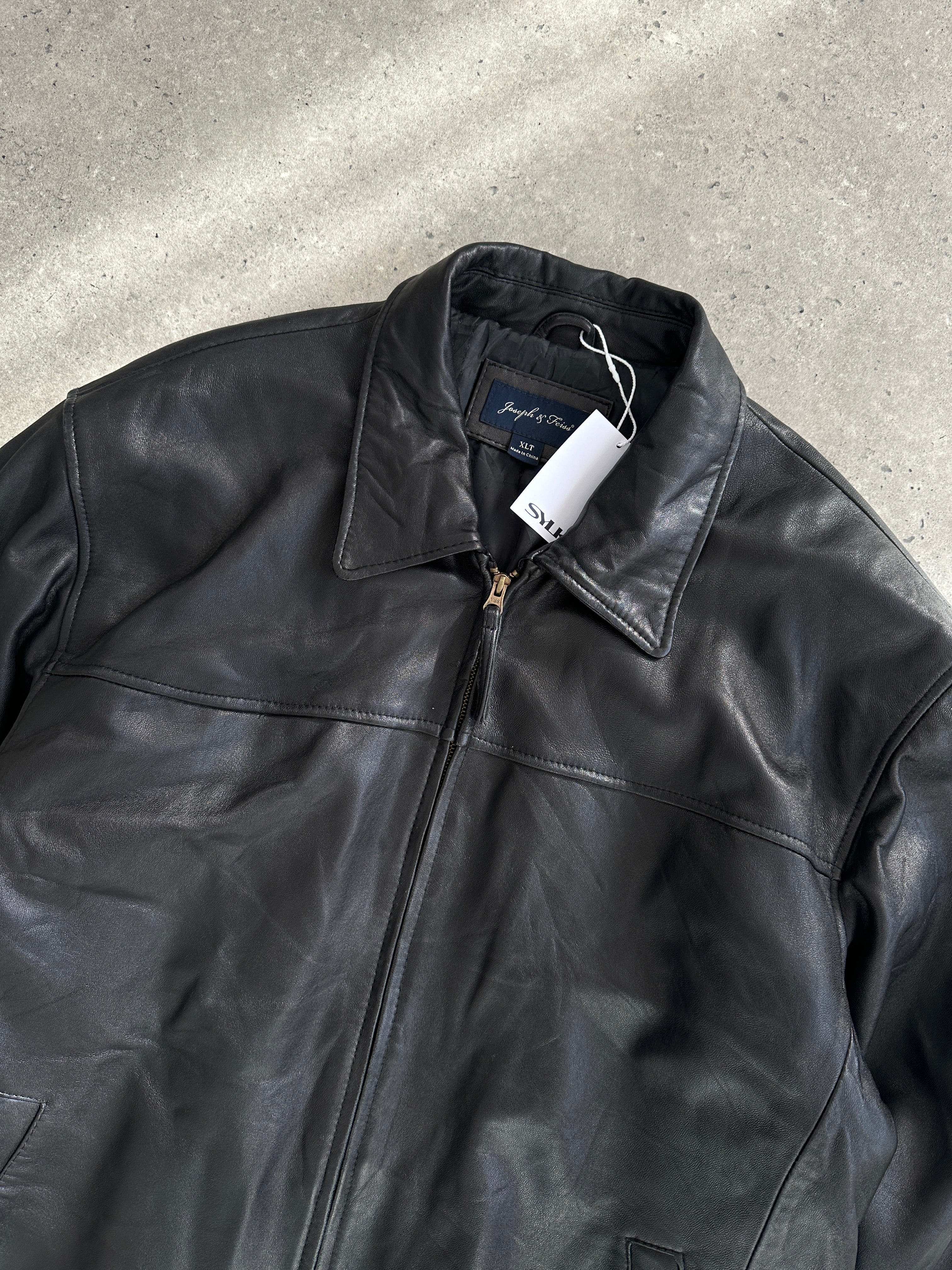 Vintage minimal leather bomber jacket in XL/XXL, featuring classic design, smooth leather, and minimal detailing.