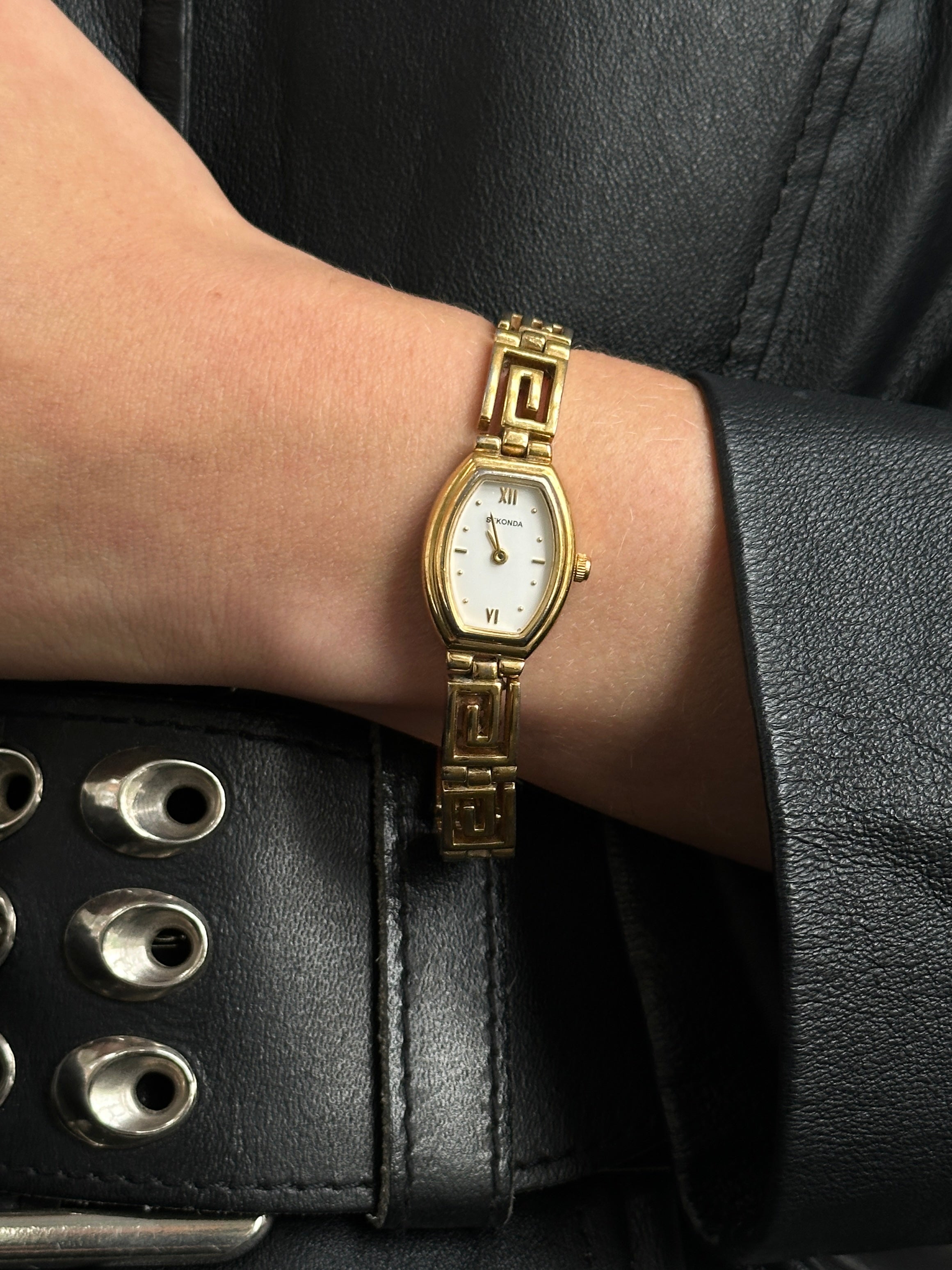 Sekonda 1990s oval gold-tone geometric quartz watch with a sleek design and classic style.