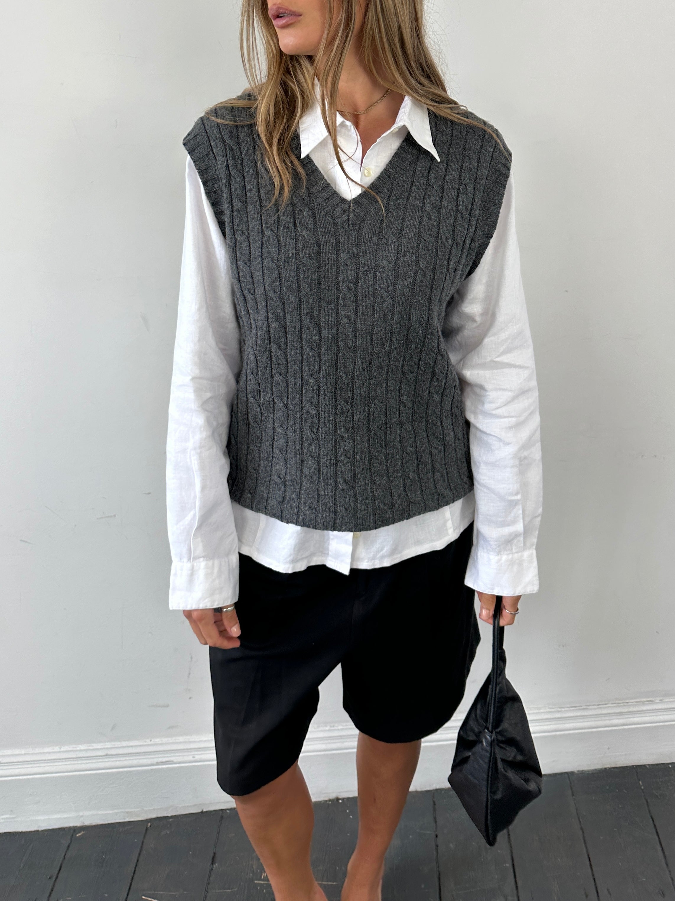 L.L.Bean lambswool cable knit sleeveless vest jumper in size L/XL, featuring a cozy, textured cable pattern and ribbed edges.