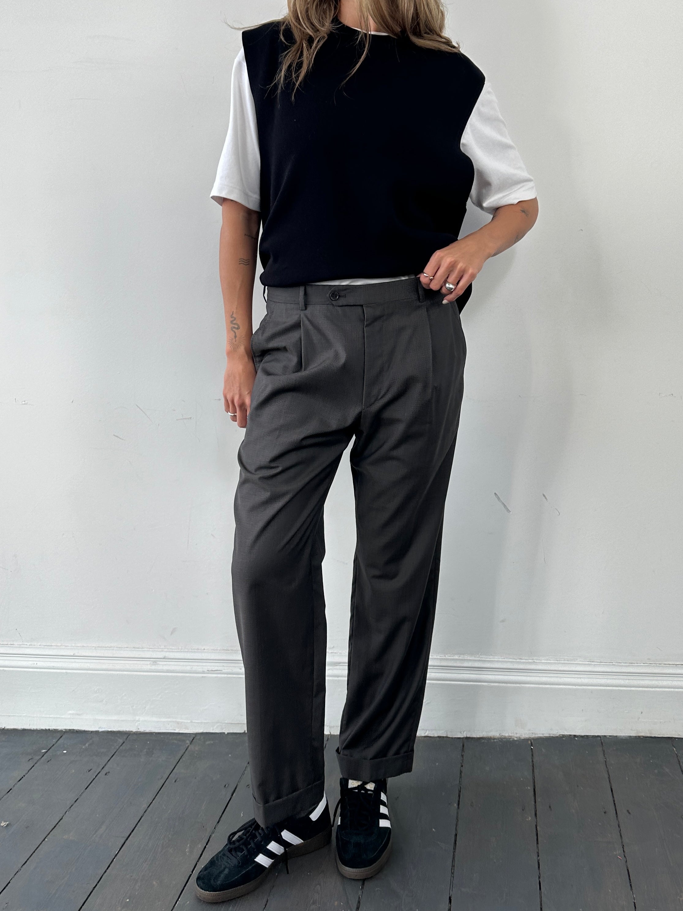 Burberry London tailored trousers in pure wool with a mini check pattern, straight leg style, size W32.