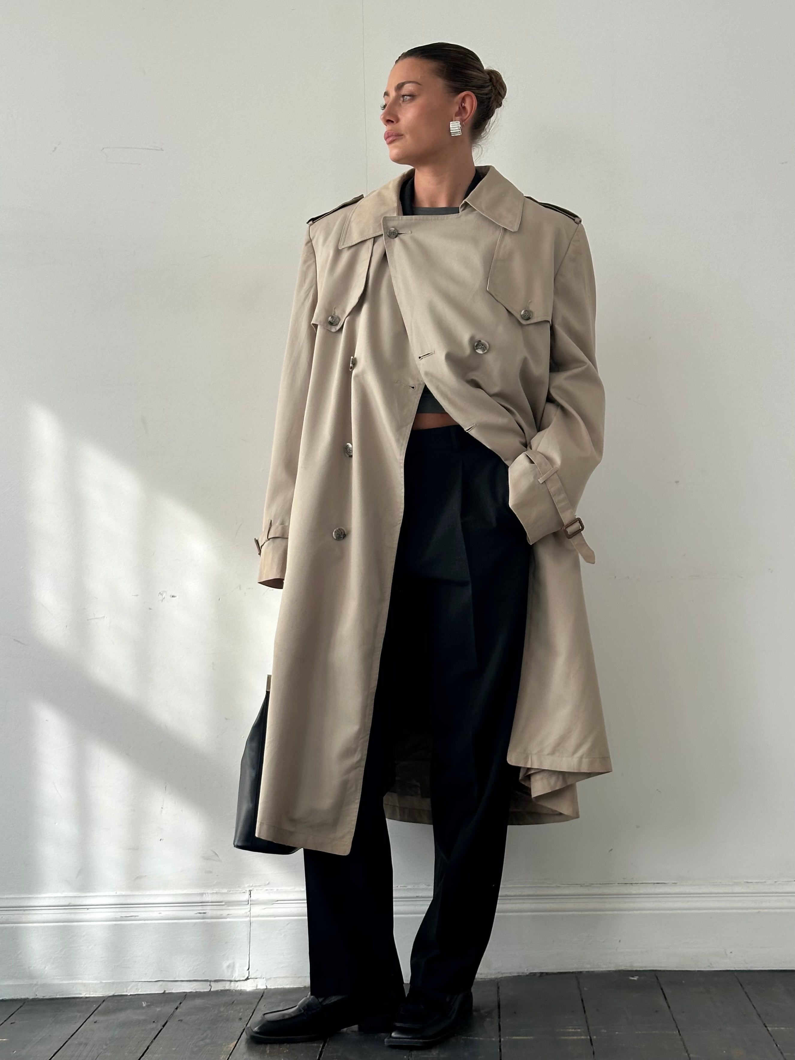 Christian Dior double-breasted trench coat in XL/XXL, beige fabric, classic collar, waist belt, and long sleeves.