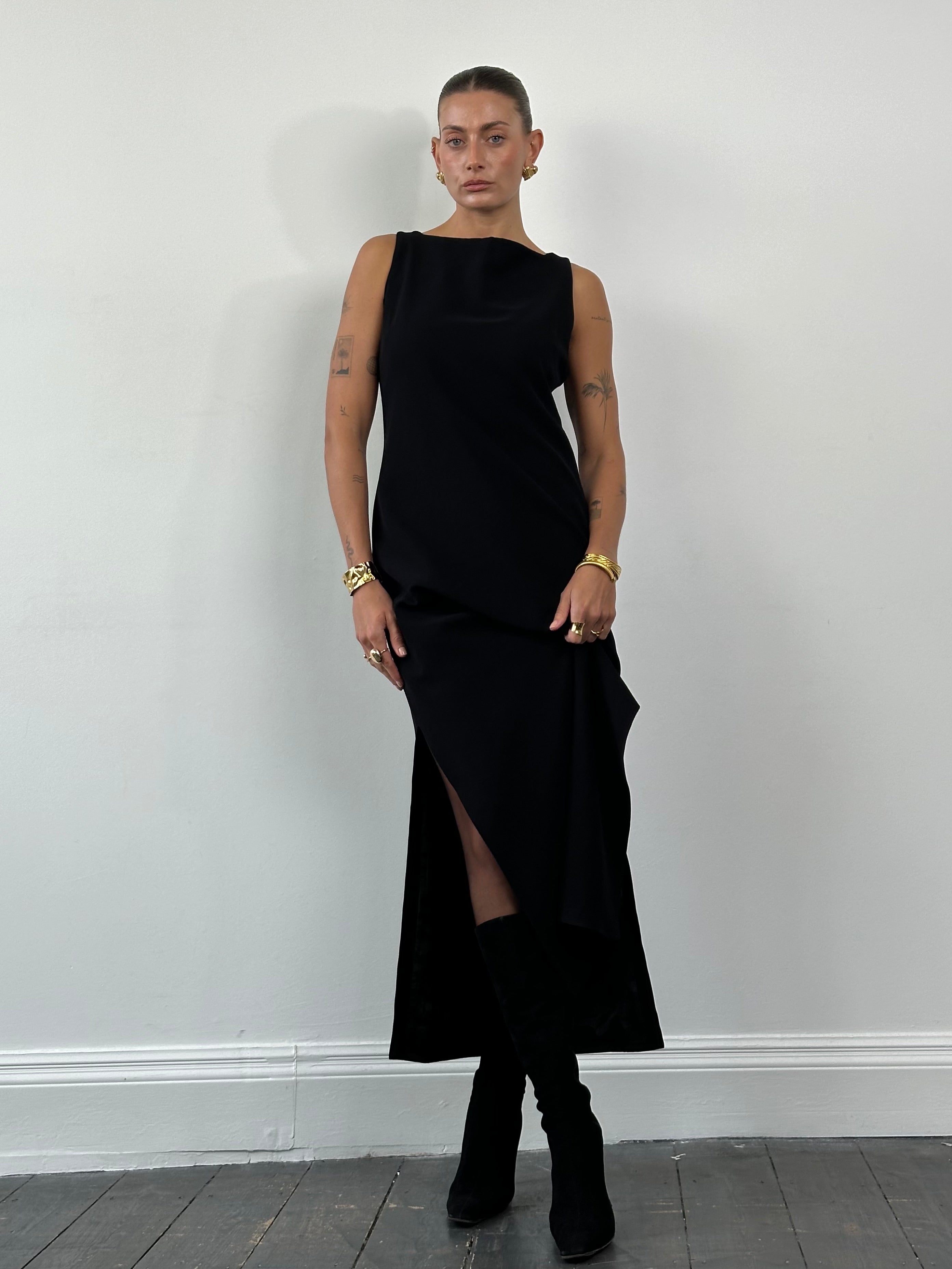 Italian vintage boat neck maxi dress in size M/L, flowing fabric with elegant boat neckline and classic design.