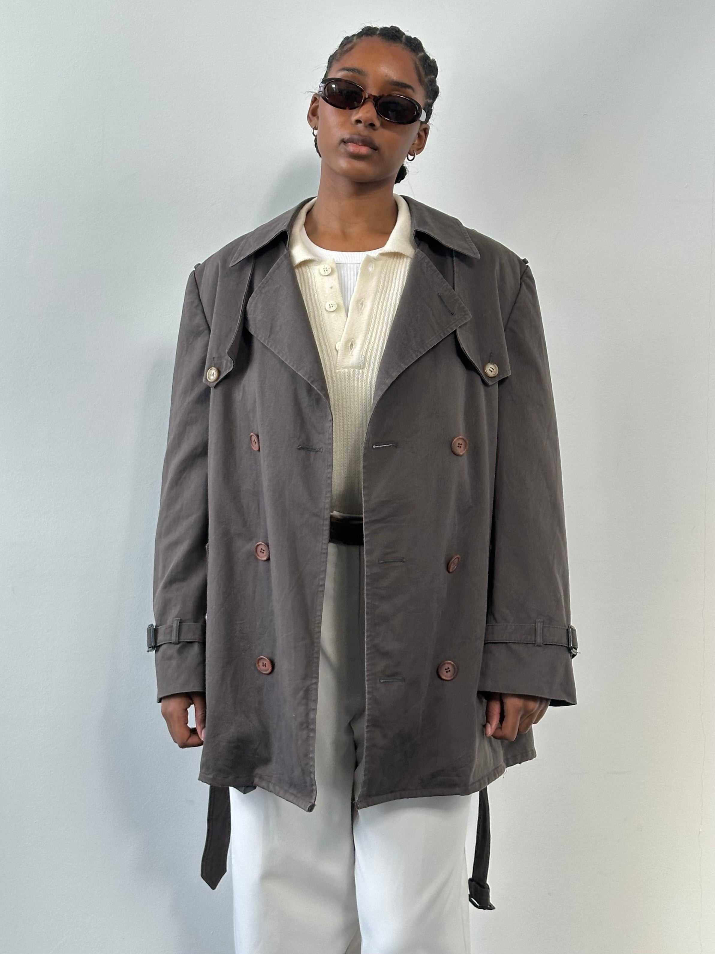 Christian Dior Le Connaisseur 1980s cropped cotton belted trench coat in beige, with classic collar and button details.