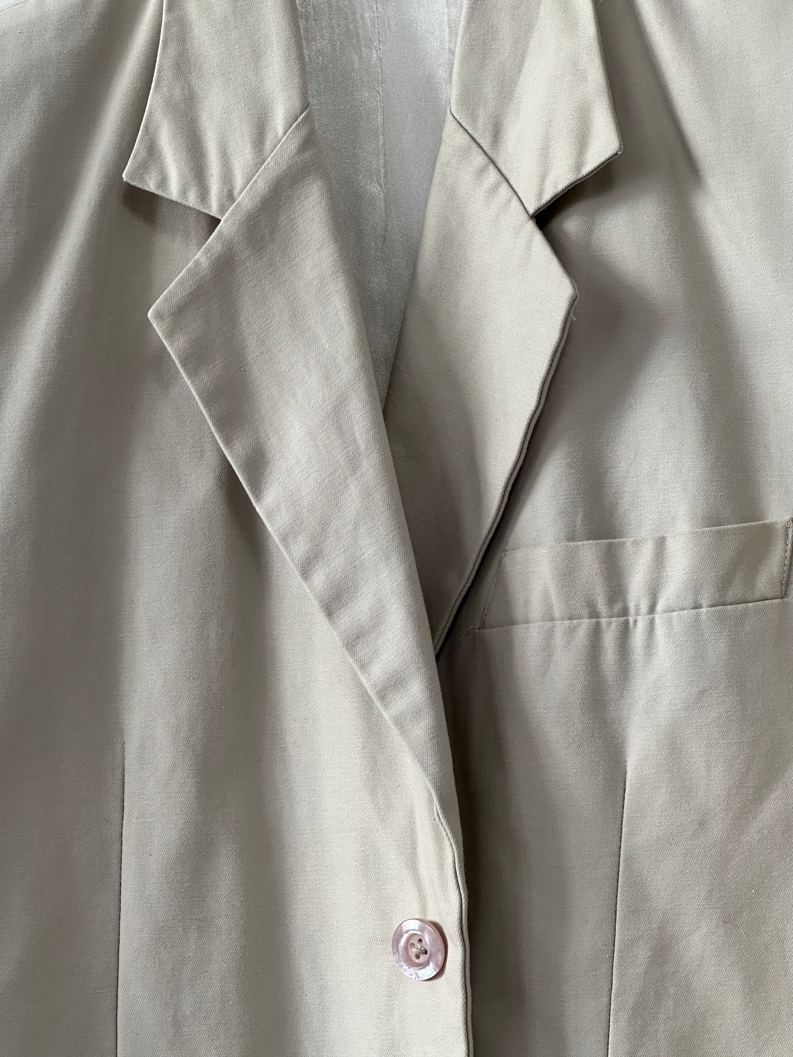 Vintage cotton single-breasted blazer in size L, featuring classic design and tailored fit, displayed on a hanger.